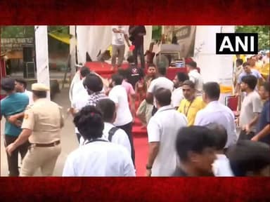 सोनम वांगचुक को पुलिस उठाकर हॉस्पिटल ले गई, जंतर मंतर ख़ाली करने का निर्देश, पत्नी बोलीं- बिना सहमति के मुँह या नस से कुछ नहीं दिया जाए
सोशल एक्टिविस्ट सोनम वांगचुक को शनिवार तड़के जंतर-मंतर से हटाकर हॉस्पिटल ले जाया गया. नीट परीक्षा में कथित अनियमितताओं के ख़िलाफ़ उनकी भूख हड़ताल 21वें दिन में प्रवेश कर गई है. पिछले 20 दिनों से अनिश्चितकालीन भूख हड़ताल पर बैठे सोशल एक्टिविस्ट सोनम वांगचुक को सफदरजंग अस्पताल ले जाया गया है. जंतर-मंतर पर भारी संख्या में पुलिस बल तैनात है. सोनम वांगचुक की पत्नी गीतांजलि जे अंगमो ने कहा है कि बिना सहमति के उनके मुँह या नसों के ज़रिए कुछ भी नहीं दिया जाए.
इस बीच कॉकरोच जनता पार्टी के एक्स अकाउंट से घोषणा की गई है कि अभिजीत दीपके बेमियादी भूख हड़ताल पर बैठेंगे. सीजेपी ने कहा है, ''20 जुलाई को प्रस्तावित 'चलो संसद' मार्च तय कार्यक्रम के अनुसार निकाला जाएगा. पूरे वाक़ये पर कॉकरोच जनता पार्टी के संस्थापक अभिजीत दीपके ने बताया कि वह थोड़ी देर के लिए धरना स्थल से बाहर गए थे.
उन्होंने बताया, ''जब मैं यहाँ से सुबह सात बजे फ़्रेश होने के लिए निकला तभी पुलिस के लोग आए और सोनम सर को घसीटकर ले गए. भूख हड़ताल पर बैठे 60 साल के शख़्स को पुलिस जबरदस्ती ले गई. जब मैं अपने दोस्त के घर से जंतर-मंतर की ओर आ रहा था, तभी मुझे ख़बर मिली कि सोनम सर को पुलिस ले गई.'' उन्होंने कहा, ''पुलिस ने मेरे साथ भी मारपीट की. मैं विदेश से अपने देश लौटा हूँ तो क्या मैं अपराधी हूँ?''
डीसीपी नई दिल्ली ने इस मामले की जानकारी देते हुए एक्स पर लिखा है, ''दिल्ली हाई कोर्ट के आदेश और विशेषज्ञ डॉक्टरों की सलाह के अनुसार, सोनम वांगचुक की बिगड़ती सेहत को देखते हुए उन्हें ज़रूरी मेडिकल देखभाल के लिए हॉस्पिटल ले जाया गया है.''
#sonamwangchuk #jantarmantar #cjpprotest #abhijeet #cockroachjanataparty