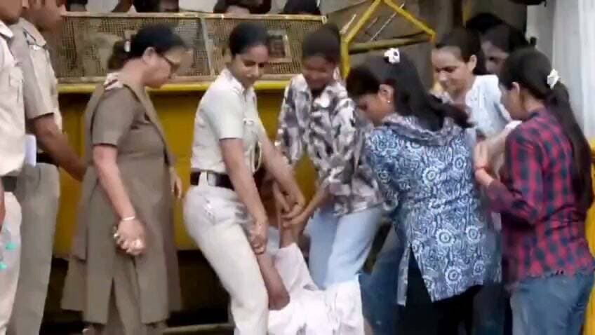 सोनम वांगचुक जी व अन्य प्रदर्शनकारियों को जबरन हटाना केवल एक प्रशासनिक कार्रवाई नहीं, बल्कि शांतिपूर्ण विरोध के लोकतांत्रिक अधिकार पर गंभीर सवाल खड़ा करता है। सोनम वांगचुक जी को हॉस्पिटल शिफ्ट किया गया है और बाकी प्रर्दशनकारियों को भी हटाया जा रहा है।
लोकतंत्र की असली ताकत असहमति को सुनने में होती है, उसे बलपूर्वक दबाने में नहीं। यदि शांतिपूर्ण विरोध भी असहनीय हो जाए, तो यह संविधान की भावना और नागरिक स्वतंत्रताओं के लिए चिंताजनक संकेत है।
लोकतंत्र संवाद से चलता है, दमन से नहीं।
#SonamWangchuk #Democracy #Constitution #RightToProtest #SaveDemocracy #India