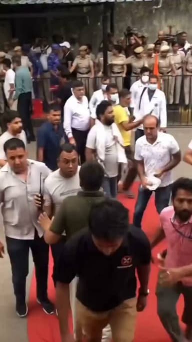 दिल्ली पुलिस सोनम वांगचुक को जबरन अस्पताल ले गई, छात्रों ने लगाए लाठीचार्ज के आरोप
#SonamWangchuk #DelhiPolice #JantarMantar #HungerStrike #DelhiProtest #BreakingNews #LatestNews #StudentProtest #IndiaNews #HindiNews #NewsUpdate #ChhotanagpurLive