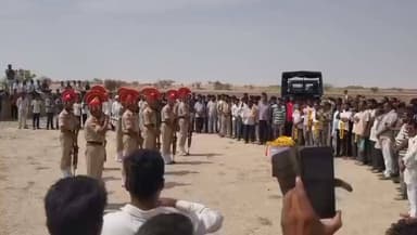 🫡 माँ भारती के वीर सपूत शहीद मुकेश कुमार जी को भावभीनी श्रद्धांजलि! 🇮🇳
"शहीद की जो मौत है, वो कौम की हयात है,
समर्पण इस जवान का, देश के लिए सौगात है।"
🇮🇳 वीर शहीद मुकेश कुमार अमर रहें!
🫡 जय हिंद! जय भारत!
#ShaheedMukeshKumar #BSF #IndianArmy #VeerShaheed #JaiHind #Shraddhanjali #GramNagga #RupaRamDhandev #Rajasthan #ProudOfOurSoldiers #IndianHeroes #VandeMataram #SaluteToOurHeroes #देशभक्ति #शहीद_नमन