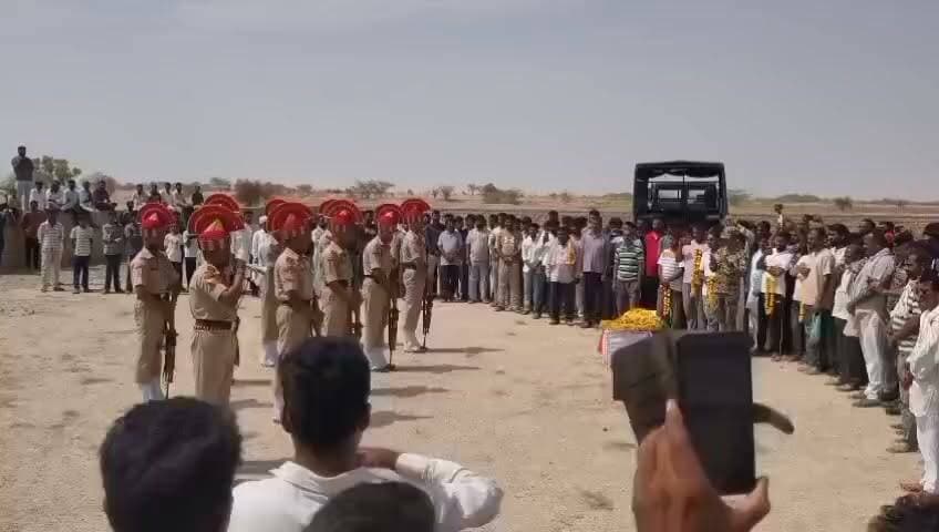 🫡 माँ भारती के वीर सपूत शहीद मुकेश कुमार जी को भावभीनी श्रद्धांजलि! 🇮🇳
"शहीद की जो मौत है, वो कौम की हयात है,
समर्पण इस जवान का, देश के लिए सौगात है।"
🇮🇳 वीर शहीद मुकेश कुमार अमर रहें!
🫡 जय हिंद! जय भारत!
#ShaheedMukeshKumar #BSF #IndianArmy #VeerShaheed #JaiHind #Shraddhanjali #GramNagga #RupaRamDhandev #Rajasthan #ProudOfOurSoldiers #IndianHeroes #VandeMataram #SaluteToOurHeroes #देशभक्ति #शहीद_नमन