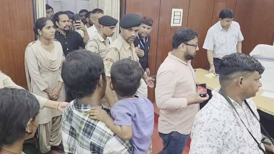 6 घंटे की जंग... और जीत गया नन्हा योद्धा!
बोरवेल से सुरक्षित निकले मासूम का डीएम ने किया सम्मान, माता-पिता को भी सराहा। बोले—"यह बहुत बहादुर बच्चा है।" ❤️👏
#BorewellRescue #HeroChild #DMHonours #SafeRescue #NDRF #SDRF #GoodNews #Bihar #Fatehpur #InspiringStory #RescueSuccess #SachBharatNews #बहादुर_बच्चा #बोरवेल_रेस्क्यू #सम्मान #खुशखबरी #बिहार_समाचार