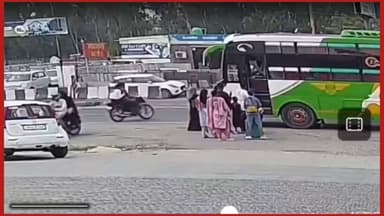 CCTV में कैद हुआ दर्दनाक हादसा। एक छोटी सी चूक ने अजय यादव की जिंदगी छीन ली। हादसे का वीडियो सामने आने के बाद हर कोई सन्न है। सड़क पर लापरवाही कितनी भारी पड़ सकती है, यह घटना उसकी दर्दनाक मिसाल है।
#AjayYadav #CCTVAccident #RoadAccident #BreakingNews #ViralVideo #SadNews #RoadSafety #AccidentCCTV #UttarakhandNews #HindiNews