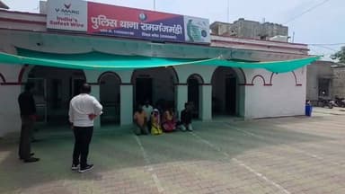 🚨 ब्रेकिंग | अन्तरराज्यीय 'लूटेरी दूल्हन' गिरोह का भंडाफोड़, 8 आरोपी गिरफ्तार
कोटा | रामगंजमंडी
कोटा ग्रामीण पुलिस ने एक बड़े अंतरराज्यीय 'लूटेरी दूल्हन' गिरोह का पर्दाफाश करते हुए 8 आरोपियों को गिरफ्तार किया है। यह गिरोह उम्रदराज कुंवारे पुरुषों को शादी का झांसा देकर लाखों रुपये की ठगी करता था।
पुलिस के मुताबिक, गिरोह के सदस्य राजस्थान, झारखंड, बिहार और मध्यप्रदेश से जुड़े हुए हैं। दलाल पहले शादी के इच्छुक लोगों से संपर्क करते, फिर 1 से 2 लाख रुपये लेकर नकली शादी करवाते। शादी के लिए लाई गई महिलाएं पहले से शादीशुदा होती थीं। शादी के कुछ ही समय बाद वे माता-पिता की बीमारी का बहाना बनाकर फरार हो जातीं और फिर कभी वापस नहीं लौटती थीं। ठगी की रकम गिरोह के सदस्य आपस में बांट लेते थे।
इस मामले में 13 जुलाई को सांडपुर निवासी दिनेश कुमार और 16 जुलाई को हिरीयाखेड़ी निवासी दिलीप सिंह की शिकायत पर रामगंजमंडी थाने में मुकदमा दर्ज किया गया। पुलिस उपाधीक्षक घनश्याम मीणा और थानाधिकारी संदीप शर्मा के नेतृत्व में गठित टीम ने जांच के बाद पूरे गिरोह का खुलासा किया।
पुलिस ने गिरफ्तार किए 8 आरोपी:
लाली कुमारी (झारखंड)
ज्योति कुमारी (झारखंड)
पूनम बाग (झारखंड)
सुधीर कुमार (झारखंड)
रोहित बाग (झारखंड)
सुरेश कुमार (राजगढ़, मध्यप्रदेश)
भूरालाल (झालावाड़, राजस्थान)
रूपेश कुमार (औरंगाबाद, बिहार)
जांच में सामने आया कि गिरोह पहले भी झालावाड़, अकलेरा, असनावर, मोड़ी हरिपुरा और डाबी क्षेत्रों में इसी तरह की कई वारदातों को अंजाम दे चुका है।
#Kota #KotaNews #RamganjMandi #LooteriDulhan #CrimeNews #RajasthanPolice #BreakingNews #KotaRuralPolice