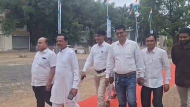 "बैतूल से बूथ तक संगठन की नई हुंकार: निलय विनोद डागा के नेतृत्व में कांग्रेस का आवासीय 'संगठन सृजन अभियान' शुरू"
बैतूल। मध्यप्रदेश कांग्रेस के संगठन को बूथ स्तर तक और अधिक सशक्त एवं सक्रिय बनाने के उद्देश्य से जिला कांग्रेस कमेटी बैतूल द्वारा जिला कांग्रेस अध्यक्ष, पूर्व विधायक एवं उद्योगपति निलय विनोद डागा के नेतृत्व में शुक्रवार सुबह 12:00 से दो दिवसीय आवासीय "संगठन सृजन अभियान" का शुभारंभ 17 जुलाई को हुआ। 18 जुलाई तक चलने वाले इस प्रशिक्षण शिविर में जिले के ब्लॉक अध्यक्ष, नगर अध्यक्ष, मंडलम अध्यक्ष सहित कांग्रेस के वरिष्ठ, युवा एवं सेवा दल के पदाधिकारी बड़ी संख्या में शामिल हुए।
शिविर के प्रथम दिवस मध्यप्रदेश कांग्रेस कमेटी के प्रदेश उपाध्यक्ष एवं प्रशिक्षण प्रभारी महेंद्र जोशी के बैतूल आगमन पर कांग्रेस कार्यकर्ताओं ने आत्मीय स्वागत एवं अभिनंदन किया। इस अवसर पर वरिष्ठ कांग्रेस नेता आनंद जाट एवं श्री परमार का भी स्वागत किया गया। प्रशिक्षण शिविर में संगठन को बूथ स्तर तक मजबूत करने, कार्यकर्ताओं की भूमिका, जनसंपर्क, संगठन विस्तार तथा आगामी राजनीतिक चुनौतियों को लेकर विस्तृत मार्गदर्शन दिया गया।
इस अवसर पर वक्ताओं ने कहा कि सशक्त संगठन ही जनसेवा और जनविश्वास की सबसे बड़ी ताकत है। "संगठन सृजन अभियान" कांग्रेस को गांव-गांव और बूथ-बूथ तक मजबूती प्रदान करने की दिशा में एक महत्वपूर्ण पहल है, जिसके माध्यम से कार्यकर्ताओं में नई ऊर्जा, अनुशासन और समन्वय का संचार किया जा रहा है।
शिविर के दूसरे दिन 18 जुलाई को नेता प्रतिपक्ष उमंग सिंघार एवं मध्यप्रदेश कांग्रेस के प्रदेश प्रभारी हरीश चौधरी के बैतूल आगमन के साथ प्रशिक्षण शिविर को नई दिशा मिलेगी। उनके मार्गदर्शन में संगठन की आगामी रणनीति, जनआंदोलन की रूपरेखा तथा कार्यकर्ताओं की जिम्मेदारियों पर विशेष चर्चा होगी।
जिला कांग्रेस अध्यक्ष निलय विनोद डागा ने कहा कि संगठन सृजन अभियान केवल एक प्रशिक्षण कार्यक्रम नहीं, बल्कि कांग्रेस संगठन को नई मजबूती देने का अभियान है। इसका उद्देश्य हर कार्यकर्ता को संगठन की विचारधारा, जिम्मेदारियों और जनसेवा के संकल्प से जोड़ते हुए बूथ स्तर तक कांग्रेस को मजबूत बनाना है। उन्होंने सभी पदाधिकारियों एवं कार्यकर्ताओं से पूरे समर्पण और अनुशासन के साथ अभियान को सफल बनाने का आह्वान किया।
#बैतूल #कांग्रेस #मध्यप्रदेशकांग्रेस #संगठन_सृजन_अभियान #निलयविनोदडागा #बूथसेबूथतक #कांग्रेससंगठन #महेंद्रजोशी #उमंगसिंघार #हरीशचौधरी #जनसेवा #कार्यकर्ताप्रशिक्षण #MPPolitics #Betul #Congress #CongressOrganization #BoothStrengthening #PoliticalTraining #MadhyaPradesh #NewsUpdate #NilayDaga #NilayDagaSanjaysardar #Yadav #LoveleshRathoreBabba #JaidKhan #टीमनिलयविनोदडागा #ऑफिसनिलयविनोदडागा #IndianNationalCongress Indian National Congress Indian National Congres Pradesh #RahulGandhi #JituPatwari #UmangSinghar