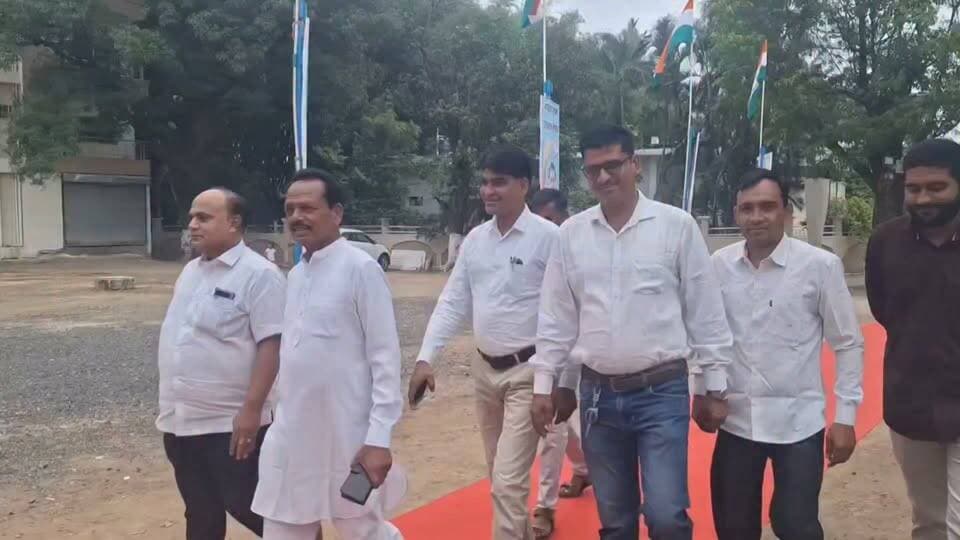 "बैतूल से बूथ तक संगठन की नई हुंकार: निलय विनोद डागा के नेतृत्व में कांग्रेस का आवासीय 'संगठन सृजन अभियान' शुरू"
बैतूल। मध्यप्रदेश कांग्रेस के संगठन को बूथ स्तर तक और अधिक सशक्त एवं सक्रिय बनाने के उद्देश्य से जिला कांग्रेस कमेटी बैतूल द्वारा जिला कांग्रेस अध्यक्ष, पूर्व विधायक एवं उद्योगपति निलय विनोद डागा के नेतृत्व में शुक्रवार सुबह 12:00 से दो दिवसीय आवासीय "संगठन सृजन अभियान" का शुभारंभ 17 जुलाई को हुआ। 18 जुलाई तक चलने वाले इस प्रशिक्षण शिविर में जिले के ब्लॉक अध्यक्ष, नगर अध्यक्ष, मंडलम अध्यक्ष सहित कांग्रेस के वरिष्ठ, युवा एवं सेवा दल के पदाधिकारी बड़ी संख्या में शामिल हुए।
शिविर के प्रथम दिवस मध्यप्रदेश कांग्रेस कमेटी के प्रदेश उपाध्यक्ष एवं प्रशिक्षण प्रभारी महेंद्र जोशी के बैतूल आगमन पर कांग्रेस कार्यकर्ताओं ने आत्मीय स्वागत एवं अभिनंदन किया। इस अवसर पर वरिष्ठ कांग्रेस नेता आनंद जाट एवं श्री परमार का भी स्वागत किया गया। प्रशिक्षण शिविर में संगठन को बूथ स्तर तक मजबूत करने, कार्यकर्ताओं की भूमिका, जनसंपर्क, संगठन विस्तार तथा आगामी राजनीतिक चुनौतियों को लेकर विस्तृत मार्गदर्शन दिया गया।
इस अवसर पर वक्ताओं ने कहा कि सशक्त संगठन ही जनसेवा और जनविश्वास की सबसे बड़ी ताकत है। "संगठन सृजन अभियान" कांग्रेस को गांव-गांव और बूथ-बूथ तक मजबूती प्रदान करने की दिशा में एक महत्वपूर्ण पहल है, जिसके माध्यम से कार्यकर्ताओं में नई ऊर्जा, अनुशासन और समन्वय का संचार किया जा रहा है।
शिविर के दूसरे दिन 18 जुलाई को नेता प्रतिपक्ष उमंग सिंघार एवं मध्यप्रदेश कांग्रेस के प्रदेश प्रभारी हरीश चौधरी के बैतूल आगमन के साथ प्रशिक्षण शिविर को नई दिशा मिलेगी। उनके मार्गदर्शन में संगठन की आगामी रणनीति, जनआंदोलन की रूपरेखा तथा कार्यकर्ताओं की जिम्मेदारियों पर विशेष चर्चा होगी।
जिला कांग्रेस अध्यक्ष निलय विनोद डागा ने कहा कि संगठन सृजन अभियान केवल एक प्रशिक्षण कार्यक्रम नहीं, बल्कि कांग्रेस संगठन को नई मजबूती देने का अभियान है। इसका उद्देश्य हर कार्यकर्ता को संगठन की विचारधारा, जिम्मेदारियों और जनसेवा के संकल्प से जोड़ते हुए बूथ स्तर तक कांग्रेस को मजबूत बनाना है। उन्होंने सभी पदाधिकारियों एवं कार्यकर्ताओं से पूरे समर्पण और अनुशासन के साथ अभियान को सफल बनाने का आह्वान किया।
#बैतूल #कांग्रेस #मध्यप्रदेशकांग्रेस #संगठन_सृजन_अभियान #निलयविनोदडागा #बूथसेबूथतक #कांग्रेससंगठन #महेंद्रजोशी #उमंगसिंघार #हरीशचौधरी #जनसेवा #कार्यकर्ताप्रशिक्षण #MPPolitics #Betul #Congress #CongressOrganization #BoothStrengthening #PoliticalTraining #MadhyaPradesh #NewsUpdate #NilayDaga #NilayDagaSanjaysardar #Yadav #LoveleshRathoreBabba #JaidKhan #टीमनिलयविनोदडागा #ऑफिसनिलयविनोदडागा #IndianNationalCongress Indian National Congress Indian National Congres Pradesh #RahulGandhi #JituPatwari #UmangSinghar