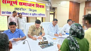 📌 सम्पूर्ण समाधान दिवस के अवसर पर तहसील बिधूना पर जनसुनवाई करते हुए जिलाधिकारी औरैया व पुलिस अधीक्षक औरैया द्वारा आए हुए फरियादियों की शिकायतों को सुना गया तथा शिकायतों के गुणवत्तापूर्ण व समयबद्ध निस्तारण हेतु संबंधित को आवश्यक आदेश-निर्देश दिये गए। इस दौरान संबंधित विभागों के अन्य अधि0 व कर्म0गण उपस्थित रहे।
#UPPolice