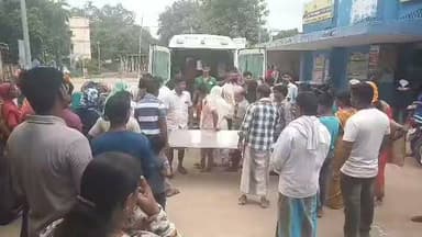 अचानक गूंजने लगी चीख-पुकार, चाकू-गड़ासा चलने से दौना गांव बना रणक्षेत्र; दो की हालत गंभीर
कुछ देर पहले तक घर में प्लास्टर का काम चल रहा था। मजदूर अपने काम में लगे थे और आसपास के लोग रोजमर्रा की तरह अपने कामकाज में व्यस्त थे। तभी अचानक तेज चीख-पुकार सुनाई दी। देखते ही देखते लोग जान बचाकर इधर-उधर भागने लगे। कुछ ही मिनटों में लाठी, चाकू और गड़ासा चलने लगे और कई लोग खून से लथपथ होकर जमीन पर गिर पड़े। आखिर ऐसा क्या हुआ कि एक घर का निर्माण कार्य खूनी संघर्ष में बदल गया?
#दौना_गांव
#AmarpurNews
#BankaNews
#जमीनी_विवाद
#खूनी_संघर्ष
#चाकू_से_हमला
#गड़ासा_से_हमला
#मायागंज_रेफर
#बांका_ब्रेकिंग
#अमरपुर_ब्रेकिंग
#CrimeNews
#BiharNews
#BiharCrime
#GroundReport
#BreakingNews
#VillageCrime
#LandDispute
#BankaPolice
#AmarpurPolice
#LatestNews
#ग्रामीण_इलाका
#बिहार_की_खबरें