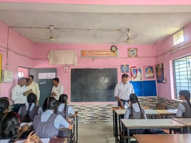 कलेक्टर श्री इंद्रजीत सिंह चंद्रवाल ने ग्राम कटंगीकला स्थित शासकीय पूर्व माध्यमिक शाला का औचक निरीक्षण कर विद्यालय में संचालित शैक्षणिक गतिविधियों, विद्यार्थियों की उपस्थिति तथा उपलब्ध मूलभूत सुविधाओं का जायजा लिया। इस दौरान उन्होंने कक्षाओं में पहुंचकर विद्यार्थियों से पाठ्यक्रम संबंधी प्रश्न पूछे और उनकी सीखने की क्षमता का आकलन किया।
#kcgdistrict #kcgdistt #kcgcollector #schoolvisit