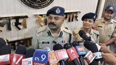🟥 प्राइड कदम समाचार | सीधी
प्रेम संबंध में शादी से इंकार बना हत्या की वजह, 19 वर्षीय युवती के कंकाल हत्याकांड का खुलासा
मुख्य आरोपी गिरफ्तार, तकनीकी साक्ष्यों के आधार पर चुरहट पुलिस ने सुलझाया अंधा हत्याकांड
सीधी। चुरहट थाना क्षेत्र के ग्राम कोष्टा-पवाई के जंगल में मिले 19 वर्षीय युवती के कंकाल हत्याकांड का सीधी पुलिस ने सफलतापूर्वक खुलासा करते हुए मुख्य आरोपी को गिरफ्तार कर लिया है। पुलिस जांच में सामने आया कि प्रेम संबंध के दौरान शादी को लेकर हुए विवाद में आरोपी ने युवती की पत्थर से हमला कर हत्या कर दी थी। इसके बाद घटना को छिपाने के लिए उसने मोबाइल फोन तोड़कर नदी में फेंक दिया तथा भ्रामक संदेश भेजकर पुलिस को गुमराह करने का प्रयास किया।
पुलिस अधीक्षक संतोष कोरी के निर्देशन एवं अतिरिक्त पुलिस अधीक्षक कमला जोशी के मार्गदर्शन में थाना चुरहट पुलिस ने तकनीकी साक्ष्यों और मुखबिर तंत्र की सहायता से इस अंधे हत्याकांड का पर्दाफाश किया।
ऐसे खुला मामला
30 जून 2026 को ग्राम कोष्टा-पवाई के जंगल में एक अज्ञात मानव कंकाल मिलने पर थाना चुरहट में मर्ग कायम कर जांच प्रारंभ की गई। पोस्टमार्टम रिपोर्ट, डीएनए परीक्षण तथा परिजनों द्वारा पहचान के बाद मृतका की पहचान प्रियंका साकेत (19 वर्ष) निवासी ग्राम मवई, थाना चुरहट के रूप में हुई। इसके बाद हत्या का मामला दर्ज कर पुलिस ने आरोपी की तलाश शुरू कर दी।
तकनीकी जांच से आरोपी तक पहुंची पुलिस
मामले की गंभीरता को देखते हुए पुलिस अधीक्षक द्वारा आरोपी की गिरफ्तारी पर 10 हजार रुपये का इनाम घोषित किया गया। पुलिस ने मृतका के मोबाइल नंबर का तकनीकी विश्लेषण किया तथा उसके संपर्क में रहे लोगों से पूछताछ की। जांच के दौरान पवन कारपेंटर (20 वर्ष) निवासी ग्राम चिलरी कला, थाना कमर्जी पर संदेह गहराया। प्रारंभिक पूछताछ में उसने पुलिस को गुमराह करने का प्रयास किया, लेकिन तकनीकी साक्ष्यों के सामने उसने अपना अपराध स्वीकार कर लिया।
प्रेम प्रसंग बना हत्या की वजह
पूछताछ में आरोपी ने बताया कि वर्ष 2025 से दोनों के बीच प्रेम संबंध थे। मृतका लगातार शादी करने का दबाव बना रही थी, जबकि आरोपी अलग-अलग जाति होने का हवाला देकर शादी से इंकार कर रहा था। 24 जून को आरोपी ने युवती को चुरहट बुलाया और दोनों कोष्टा-पवाई के जंगल पहुंचे। वहां शादी को लेकर विवाद बढ़ने पर आरोपी ने पत्थर से सिर और कान के पास वार कर उसकी हत्या कर दी।
साक्ष्य मिटाने की कोशिश
हत्या के बाद आरोपी ने मृतका का मोबाइल बंद कर उसकी बहन को व्हाट्सएप पर भ्रामक संदेश भेजा, ताकि किसी को घटना का संदेह न हो। बाद में मोबाइल फोन तोड़कर नरकुई नदी में फेंक दिया। पुलिस ने आरोपी को गिरफ्तार कर उसके विरुद्ध हत्या, साक्ष्य छिपाने तथा अनुसूचित जाति एवं जनजाति (अत्याचार निवारण) अधिनियम सहित अन्य प्रासंगिक धाराओं के तहत वैधानिक कार्रवाई शुरू कर दी है।
पुलिस टीम को मिलेगा पुरस्कार
इस पूरे हत्याकांड के खुलासे में थाना चुरहट की निरीक्षक रीता त्रिपाठी एवं उनकी टीम की महत्वपूर्ण भूमिका रही। पुलिस अधीक्षक संतोष कोरी ने टीम के उत्कृष्ट कार्य की सराहना करते हुए उन्हें पुरस्कृत किए जाने की घोषणा की।
#PrideKadamNews #Sidhi #Churhat #SidhiPolice #MadhyaPradesh #CrimeNews #MurderCase #PoliceInvestigation #BreakingNews #PriyankaSaket #Justice #MPNews