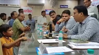 #dmkheri #NewsUpdate #highlights
*बच्चे के बेबाक अंदाज ने जीत लिया दिल, तुरन्त काम करवाने को मजबूर हो गए डीएम*
लखीमपुर। गोटैय्याबाग में रहने वाला एक 8वीं का छात्र शनिवार को तहसील दिवस में पहुंचा। उसके घर पर चाचा चाची ने ताला डाल रखा है। मां लोगों के घरों में काम करती है। बच्चे ने बेबाक अंदाज में डीएम से कहा कि उसके घर का ताला खुलवाया जाए। डीएम ने कोतवाल से कहा कि बच्चे का काम देख लो। बच्चे ने तुंरत जवाब दिया, दिखवा नहीं, कहिए ताला खुलवा दे। सुनिए पूरा वीडियो