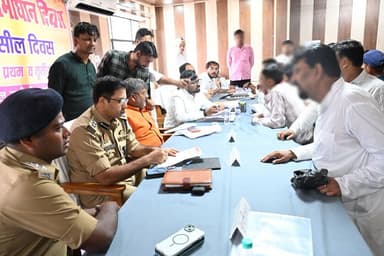 आज सम्पूर्ण समाधान दिवस के अवसर पर मा0 जनप्रतिनिधि रूदौली व #SSP_अयोध्या द्वारा तहसील रूदौली में उपस्थित रहकर आमजन की समस्याओं को सुन कर तथा प्राप्त जनशिकायत की निष्पक्ष जांच कराकर समयबद्ध विधिक निस्तारण हेतु सम्बन्धित को निर्देशित किया गया। https://t.co/FCuDZ5Hxsc