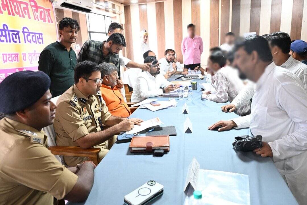आज सम्पूर्ण समाधान दिवस के अवसर पर मा0 जनप्रतिनिधि रूदौली व #SSP_अयोध्या द्वारा तहसील रूदौली में उपस्थित रहकर आमजन की समस्याओं को सुन कर तथा प्राप्त जनशिकायत की निष्पक्ष जांच कराकर समयबद्ध विधिक निस्तारण हेतु सम्बन्धित को निर्देशित किया गया। https://t.co/FCuDZ5Hxsc
