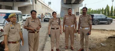 #baghpatpolice
आज दिनांक 18.07.2026 को क्षेत्राधिकारी नगर बागपत द्वारा आगामी कांवड़ मेले के दृष्टिगत थाना कोतवाली बागपत क्षेत्रान्तर्गत मवीकलां स्थित दिल्ली-सहारनपुर हाईवे एवं दिल्ली-देहरादून कॉरिडोर का निरीक्षण किया गया। निरीक्षण के दौरान कांवड़ टीम एवं यातायात निरीक्षक (टीआई) बागपत भी उपस्थित रहे।
इस दौरान कांवड़ यात्रा मार्ग पर सुरक्षा व्यवस्था, यातायात प्रबंधन, बैरिकेडिंग, प्रकाश व्यवस्था एवं अन्य आवश्यक व्यवस्थाओं का जायजा लिया गया तथा संबंधित अधिकारियों/कर्मचारियों को आवश्यक दिशा-निर्देश दिए गए।
#UPPolice