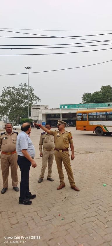 आज दिनांक 18.07.2026 को पीटीओ मैनपुरी इशरत अली व प्रभारी निरीक्षक यातायात द्वारा पीडब्ल्यूडी अधिकारियों के साथ बेवर से किशनी रोड का भ्रमण किया गया जिसमें अवैध कट, डिवाइडर एवं ब्लैक स्पॉटके संबंध में संबंधित को निर्देशित किया गया। https://t.co/RYsDVoGtkD