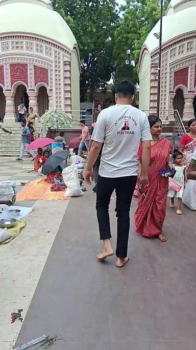 আজ বিপত্তারিণী পুজ বর্ধমানের সর্বমঙ্গলা মন্দিরে উপচে পরা ভিড়। পুলিশ প্রশাসন করা নিরাপত্তা। কিছুদিন আগেই মন্দির প্রাঙ্গন থেকে পুনামি বাসকো থেকে টাকা চুরি করে নিয়ে চম্পট দেয় দুষ্কৃতীরা। এখনো অধরা দুষ্কৃতীরা। কিন্তু দুষ্কৃতীদের চিহ্নিত করতে পারা হয়েছে বলে জানান মন্দির কর্তৃপক্ষ, খুব শীঘ্রই দোষীরা ধরা পড়বে বলে আশাবাদী মন্দির কর্তৃপক্ষ।
#Viral
#flowers
#hilights
#Burdwan