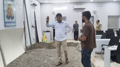 आज दिनांक 18.07.2026 को श्री धवल जायसवाल @dhawalips , पुलिस उपायुक्त नगर/ट्रांस हिंडन/लाइन्स द्वारा पुलिस लाइन में संचालित कार्यों का निरीक्षण किया गया। निरीक्षण के दौरान पुलिस कार्यों की समीक्षा करते हुए संबंधित अधिकारियों एवं कर्मचारियों को कार्यों को गुणवत्ता एवं समयबद्धता के साथ पूर्ण करने, परिसर को स्वच्छ एवं सुव्यवस्थित बनाए रखने तथा सुरक्षा मानकों का पूर्णतः पालन सुनिश्चित करने हेतु आवश्यक दिशा-निर्देश दिए।
@Uppolice