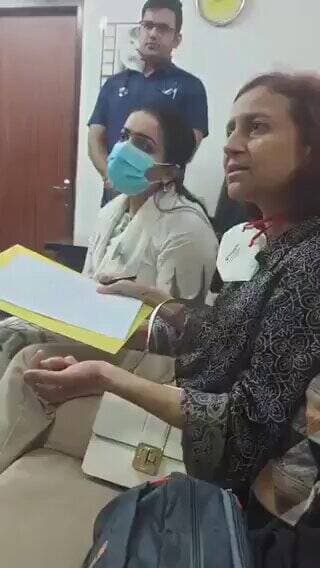 सोनम वांगचुक की पत्नी को अस्पताल में वांगचुक से मिलने जाने के दौरान फोन साथ ले जाने पर रोक...
आखिर फोन अंदर ले जाने से क्यों रोका जा रहा है?
क्या डर है? कुछ तो गड़बड़ है...
#SonamWangchuk #SonamWangchukNews #Delhi #RMLHospital #DelhiPolice #Ladakh #News #BreakingNews https://t.co/4sSpUuz1wE