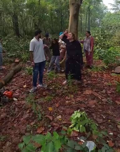 तेरी आत्मा मर गई है? अपनी मां पर छुरी चला रहा है खड़े होकर"
उत्तराखंड में भनियावाला–ऋषिकेश फोरलेन हाईवे के लिए 3 हजार पेड़ों की कटाई के खिलाफ सामाजिक और राजनीतिक संगठनों का प्रदर्शन जारी है।
#Uttarakhand #Rishikesh #Dehradun #SaveTrees #Environment #Protest #Highway https://t.co/o1begwGIC5