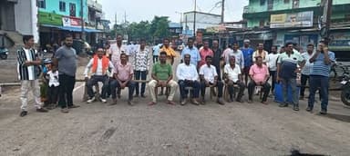 ଜଳବନ୍ଦୀ ସମସ୍ୟାକୁ ନେଇ ବୌଦ୍ଧରେ ତୀବ୍ର ଜନଅସନ୍ତୋଷ: ରାସ୍ତାରେ ଟାୟାର ଜାଳି ପ୍ରତିବାଦ
ଲଗାଣ ବର୍ଷା ସାଙ୍ଗକୁ ଡ୍ରେନେଜ୍ ବ୍ୟବସ୍ଥା ବିପର୍ଯ୍ୟସ୍ତ ହେବା ଯୋଗୁଁ ବୌଦ୍ଧ ସହର ବୁଟୁପାଲି ସ୍ଥିତ ଝାମୁଛକରେ ଦେଖାଦେଇଛି ଜଳାବଦ୍ଧତା। ଦୀର୍ଘ ସମୟ ଧରି ବର୍ଷା ପାଣି ନିଷ୍କାସନ ହୋଇନପାରିବାରୁ ସ୍ଥାନୀୟ ବାସିନ୍ଦାମାନେ ଅତିଷ୍ଠ ହୋଇ ଆଜି ରାସ୍ତା ଉପରେ ଟାୟାର ଜାଳି ଅବରୋଧ କରିଛନ୍ତି।
ଖବର ପାଇ ଘଟଣାସ୍ଥଳରେ ବୌଦ୍ଧ ଉପଜିଲ୍ଲାପାଳ ବିନୟ ଭୋଇ, PWD SDO ଏବଂ ବୌଦ୍ଧ ଥାନା ଅଧିକାରୀ ନଳିନୀ କାନ୍ତ ଦାସ ପ୍ରମୁଖ ଉପସ୍ଥିତ ରହି ଉତ୍ୟକ୍ତ ଲୋକଙ୍କୁ ବୁଝାସୁଝା କରିବା ସହ ସମସ୍ୟାର ସମାଧାନ ପାଇଁ ଚେଷ୍ଟା କରୁଛନ୍ତି।
#Boudh #BoudhNews #RoadBlock #RainWater #PublicProtest #Butupali #OdishaNews #LocalIssues