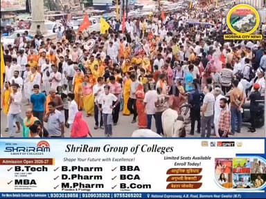 पहली बार मुरैना की सड़कों पर निकली भगवान जगन्नाथ की भव्य रथयात्रा, 'जय जगन्नाथ' के जयघोष से गूंजा शहर
मुरैना: शहर में पहली बार भगवान जगन्नाथ की भव्य रथयात्रा निकाली गई। बैरियर चौराहे से शुरू हुई यात्रा एम.एस. रोड सहित प्रमुख मार्गों से होकर निकली। शाही रथ पर विराजमान भगवान जगन्नाथ के दर्शन के लिए हजारों श्रद्धालु उमड़े। जगह-जगह पुष्पवर्षा कर स्वागत किया गया और पूरा शहर "जय जगन्नाथ" के जयघोष से गूंज उठा। यह आयोजन मुरैना के धार्मिक इतिहास में एक यादगार अध्याय बन गया।
#मुरैना #morena #यात्रा #धर्म