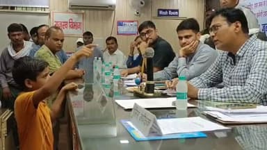 बच्चे के बेबाक अंदाज ने जीत लिया दिल, तुरन्त काम करवाने को मजबूर हो गए डीएम... बच्चे ने कोतवाल से कहा आपका क्या थोड़ा कमीशन मिल जाए तो काम हो जायेगा.... सुने कैसे बच्चे ने डीएम से अपनी बात कही....
#लखीमपुर। गोटैय्याबाग में रहने वाला एक 8वीं का छात्र शनिवार को तहसील दिवस में पहुंचा। उसके घर पर चाचा चाची ने ताला डाल रखा है। मां लोगों के घरों में काम करती है। बच्चे ने बेबाक अंदाज में डीएम से कहा कि उसके घर का ताला खुलवाया जाए। डीएम ने कोतवाल से कहा कि बच्चे का काम देख लो। बच्चे ने तुंरत जवाब दिया, दिखवा नहीं, कहिए ताला खुलवा दे। सुनिए पूरा वीडियो....... #Facebookviralreels #highlights #followers