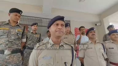 मोहिउद्दीननगर थाना में तैनात डायल-112 के सहायक अवर निरीक्षक (ASI) बबलू कुमार प्रसाद का शव थाना भवन की तीसरी मंजिल पर स्थित एक कमरे में फंदे से लटका मिला । प्रथम दृष्टया मामला आत्महत्या का माना जा रहा है I मौत के कारणों का बता लगाने के लिए फोरेंसिक टीम पूरे मामले की गहन जांच कर रही है ।
घटना शनिवार सुबह मोहिउद्दीननगर थाना की है। थाना भवन की तीसरी मंजिल पर स्थित एक खाली कमरे में डायल-112 में तैनात 50 वर्षीय ASI बबलू कुमार प्रसाद का शव फंदे से लटका मिला। सुबह जब साथी पुलिसकर्मियों की नजर शव पर पड़ी तो तत्काल इसकी सूचना वरीय अधिकारियों को दी गई। सूचना मिलते ही पटोरी एसडीपीओ वीरेंद्र कुमार मेधावी , सर्किल इंस्पेक्टर पवन कुमार समेत कई पुलिस अधिकारी मौके पर पहुंचे और जांच शुरू की गई।
#samastipur #bihar #viral #trendingreels #trendingnow