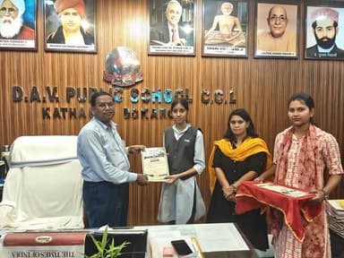 डीवीसी की अंतरविद्यालयीय प्रश्नोत्तरी में डीएवी कथारा का शानदार प्रदर्शन, दो छात्राएँ सम्मानित
Bokaro
दामोदर घाटी निगम (डीवीसी) के 79वें स्थापना दिवस के अवसर पर आयोजित अंतरविद्यालयीय प्रश्नोत्तरी प्रतियोगिता में डीएवी पब्लिक स्कूल, सीसीएल कथारा की छात्राओं ने उत्कृष्ट प्रदर्शन किया। कक्षा 11वीं की अदिति कुमारी और कक्षा 10वीं की शैली कुमारी ने अपनी प्रतिभा का शानदार प्रदर्शन करते हुए पुरस्कार एवं प्रमाण-पत्र हासिल किया। इस दौरान शिक्षिका पुष्पांजलि राव छात्राओं के साथ मौजूद रहीं। विद्यालय के प्राचार्य डॉ. जी. एन. खान ने छात्राओं की सफलता पर बधाई देते हुए कहा कि ऐसी प्रतियोगिताएँ विद्यार्थियों के बौद्धिक विकास और आत्मविश्वास को नई ऊँचाइयाँ देती हैं। विद्यालय परिवार ने भी इस उपलब्धि पर हर्ष व्यक्त करते हुए छात्राओं के उज्ज्वल भविष्य की कामना की।
