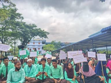 বিনামূল্যে ভর্তির দাবিতে আন্দোলনে বদরপুর এনসি কলেজের পড়ুয়ারা।