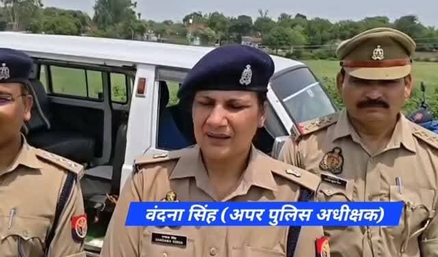 #महोबा - 65 वर्षीय पुजारी की मंदिर परिसर में हत्या , एएसपी ने घटनास्थल का निरीक्षण कर थाना पुलिस को दिए जल्द खुलासा करने के निर्देश , कुलपहाड़ थाना क्षेत्र के जैतपुर कस्बा स्थित आपदा निवारण संकट मोचन हनुमान मंदिर का मामला ।
#mahoba #mahobapost #news #hatya
