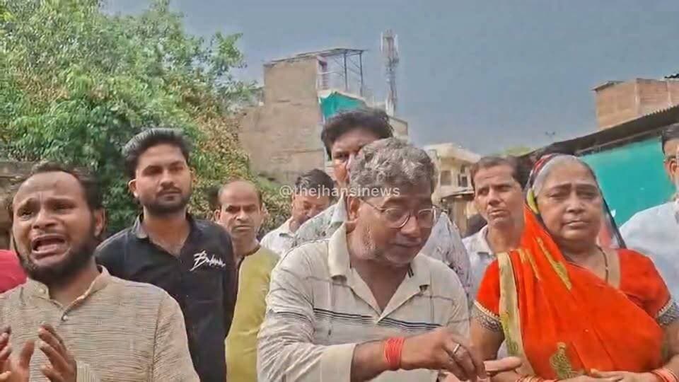 झांसी सीपरी सब्जी मंडी में अतिकिर्मण टीम और पुलिस को देख रोने लगे सब्जी बेचने वाले । #झाँसी #jhansicity #झांसी #झाँसी #jhansi #thejhansinews