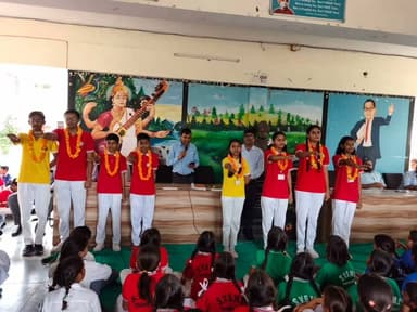 स्वामी विवेकानंद राजकीय मॉडल स्कूल, टोडाभीम में बाल संसद का लोकतांत्रिक चुनाव संपन्न #57news
विद्यार्थियों ने मतदान कर चुने अपने प्रतिनिधि, दीपक मीणा बने प्रधानमंत्री
टोडाभीम।
स्वामी विवेकानंद राजकीय मॉडल स्कूल, टोडाभीम में शैक्षणिक सत्र 2026–27 के लिए बाल संसद का गठन लोकतांत्रिक प्रक्रिया के तहत सफलतापूर्वक संपन्न हुआ। चुनाव में विद्यार्थियों ने उत्साहपूर्वक मतदान कर विभिन्न पदों के लिए अपने प्रतिनिधियों का चयन किया।
चुनाव परिणामों के अनुसार दीपक मीणा बाल संसद के प्रधानमंत्री, वंशिका बृजवासी स्वास्थ्य एवं स्वच्छता मंत्री, मोहित जैमिनी हेड बॉय, चेल्सी जौरवाल हेड गर्ल, बिट्टू राजपूत खेल एवं योग मंत्री, रोहनदीप पर्यावरण एवं वृक्षारोपण मंत्री, निशा कुमारी शिक्षा मंत्री तथा सुहाना कंवर सांस्कृतिक मंत्री निर्वाचित घोषित किए गए।
विद्यालय के प्राचार्य भय सिंह मीणा ने सभी निर्वाचित छात्र प्रतिनिधियों का माल्यार्पण कर स्वागत एवं अभिनंदन किया। उन्होंने कहा कि बाल संसद विद्यार्थियों में नेतृत्व क्षमता, अनुशासन, उत्तरदायित्व, लोकतांत्रिक मूल्यों एवं सेवा भावना का विकास करने का प्रभावी माध्यम है। उन्होंने नव निर्वाचित प्रतिनिधियों से विद्यालय के विकास, अनुशासन और छात्र हित में सक्रिय भूमिका निभाने का आह्वान किया।
चुनाव प्रक्रिया का संचालन निर्वाचन अधिकारी नीरज कुमार मीना (व्याख्याता) के संयोजन में हुआ, जबकि विद्यालय स्टाफ ने पोलिंग पार्टी की जिम्मेदारी निभाई। कार्यक्रम के संचालन में विक्रम सिंह एवं नरेश सिंह (व्याख्याता) का सहयोग रहा।
पूरी चुनाव प्रक्रिया निष्पक्ष एवं पारदर्शी वातावरण में संपन्न हुई। विद्यालय परिवार ने विश्वास व्यक्त किया कि नवगठित बाल संसद विद्यालय की गतिविधियों को और अधिक प्रभावी बनाने के साथ-साथ विद्यार्थियों में नेतृत्व एवं सामाजिक उत्तरदायित्व की भावना को सशक्त करेगी।