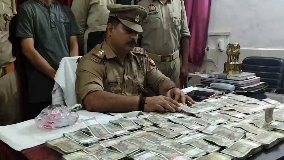 डीडीयू जंक्शन पर बरामद हुए 28 लाख रुपए. दो गिरफ्तार #news #chandaulinews #railway