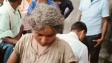 मेड़ काटने के विवाद ने लिया हिंसक रूप, दो पक्षों में जमकर चली लाठियां
महिलाओं और किशोरियों समेत कई घायल, मारपीट का वीडियो सोशल मीडिया पर वायरल
दोनों पक्षों की तहरीर पर पुलिस सक्रिय, एक पक्ष की शिकायत पर मुकदमा दर्ज
✒️रिपोर्ट सहयोगी प्रमोद व सुनील यादव के साथ राजेश सोनकर
प्रयागराज (उत्तरप्रदेश ) घूरपुर थाना क्षेत्र स्थित भड़िलवा गांव में खेत की मेड़ काटने को लेकर शुरू हुआ विवाद हिंसक झड़प में बदल गया। दोनों पक्षों के बीच हुई मारपीट में महिलाओं और किशोरियों सहित कई लोग घायल हो गए। घटना का वीडियो सोशल मीडिया पर वायरल होने के बाद पुलिस ने मामले की जांच तेज कर दी है। पुलिस के अनुसार, एक पक्ष की तहरीर पर मुकदमा दर्ज कर लिया गया है, जबकि दूसरे पक्ष की शिकायत की भी जांच की जा रही है।
प्रयागराज। घूरपुर थाना क्षेत्र के भड़िलवा गांव में शनिवार को खेत की मेड़ काटने को लेकर दो पक्षों के बीच विवाद इतना बढ़ गया कि देखते ही देखते दोनों ओर से लाठी-डंडे चलने लगे। इस घटना में महिलाओं और किशोरियों समेत कई लोग घायल हो गए। मारपीट का वीडियो सोशल मीडिया पर वायरल होने के बाद पूरे इलाके में चर्चा का विषय बन गया।
पीड़िता लक्ष्मी, पत्नी स्वर्गीय चंद्रबली, ने पुलिस को दी गई तहरीर में आरोप लगाया कि वह अपनी बेटियों के साथ धान की रोपाई के लिए खेत जा रही थीं। इसी दौरान पड़ोसी राम आसरे अपने पुत्रों एवं अन्य परिजनों के साथ पहुंचे और खेत की मेड़ काटने लगे। विरोध करने पर दोनों पक्षों के बीच पहले कहासुनी हुई, जो बाद में मारपीट में बदल गई।
शिकायत के अनुसार, विपक्षी पक्ष ने गाली-गलौज करते हुए लाठी-डंडों से हमला कर दिया। आरोप है कि महिलाओं और किशोरियों को खेत में गिराकर पीटा गया, जिससे कई लोग घायल हो गए। आसपास मौजूद ग्रामीणों ने बीच-बचाव कर किसी तरह स्थिति को नियंत्रित किया।
घटना के बाद घायल पक्ष के लोग घूरपुर थाने पहुंचे। आरोप है कि कार्रवाई में देरी होने पर उन्होंने थाने के सामने हाईवे जाम करने का प्रयास किया। सूचना मिलते ही थाना प्रभारी अतुल कुमार मिश्रा पुलिस बल के साथ मौके पर पहुंचे और लोगों को समझाकर स्थिति सामान्य कराई। इसके बाद घायलों को उपचार के लिए सामुदायिक स्वास्थ्य केंद्र जसरा भेजा गया।
उपचार के बाद लक्ष्मी ने राम आसरे, उनके पुत्रों और अन्य नामजद लोगों के खिलाफ तहरीर देकर कार्रवाई की मांग की। वहीं दूसरे पक्ष के नन्दलाल, पुत्र राम आसरे, ने भी दूसरे पक्ष के खिलाफ शिकायत दर्ज कराई है।
थाना प्रभारी अतुल कुमार मिश्रा ने बताया कि दोनों पक्षों से तहरीर प्राप्त हुई है। महिला पक्ष की तहरीर के आधार पर मुकदमा दर्ज कर लिया गया है। वायरल वीडियो सहित पूरे घटनाक्रम की जांच की जा रही है और जांच में जो तथ्य सामने आएंगे, उनके आधार पर नियमानुसार कार्रवाई की जाएगी।
> महत्वपूर्ण अस्वीकरण: यह समाचार पुलिस को दिए गए शिकायत पत्र, स्थानीय जानकारी एवं उपलब्ध प्रारंभिक तथ्यों पर आधारित है। ND NEWS वायरल वीडियो अथवा दोनों पक्षों द्वारा लगाए गए आरोपों की स्वतंत्र पुष्टि नहीं करता। मामले की वास्तविक स्थिति पुलिस विवेचना और जांच पूरी होने के बाद ही स्पष्ट होगी।
भूमि और खेत की मेड़ से जुड़े विवाद ग्रामीण क्षेत्रों में अक्सर तनाव का कारण बनते हैं। ऐसे मामलों में कानून व्यवस्था बनाए रखना, दोनों पक्षों की निष्पक्ष सुनवाई करना और साक्ष्यों के आधार पर कार्रवाई करना प्रशासन की महत्वपूर्ण जिम्मेदारी है। वायरल वीडियो और दोनों पक्षों की शिकायतों की निष्पक्ष जांच से ही पूरे मामले की सच्चाई सामने आएगी।
🟥 एनडी न्यूज़ एवं दैनिक निष्पक्ष धारा प्रयागराज पुलिस एवं जिला प्रशासन से अपील करता है कि इस मामले की निष्पक्ष, पारदर्शी और समयबद्ध जांच कर दोषियों के विरुद्ध विधिसम्मत कार्रवाई सुनिश्चित की जाए। यदि किसी भी पक्ष द्वारा कानून हाथ में लिया गया है तो उसके विरुद्ध समान रूप से कार्रवाई हो। साथ ही ग्रामीण क्षेत्रों में भूमि विवादों के समाधान हेतु राजस्व एवं पुलिस विभाग संयुक्त रूप से प्रभावी पहल करें।
जनहित में सुझाव
भूमि एवं मेड़ संबंधी विवादों का समाधान राजस्व विभाग और सक्षम न्यायिक प्रक्रिया के माध्यम से कराएं।
विवाद की स्थिति में हिंसा का सहारा न लें और तुरंत पुलिस को सूचना दें।
घटना से जुड़े फोटो, वीडियो और अन्य साक्ष्य सुरक्षित रखें तथा जांच एजेंसियों को उपलब्ध कराएं।
अफवाहों और भड़काऊ संदेशों को सोशल मीडिया पर साझा करने से बचें।
प्रशासन गांवों में संवेदनशील भूमि विवादों की समय-समय पर निगरानी सुनिश्चित करे।
👇👇
#NDNews #दैनिकनिष्पक्षधारा #Prayagraj #Ghoorpur #LandDispute #ViralVideo #UPPolice #LawAndOrder #BreakingNews #Justice
👇👇👇
@dgpup
@UPGovt
@RSSorg
@Uppolice
@wpl1090
@RSSgeet
@MIB_India
@PMOIndia
@HMOIndia
@VHPDigital
@CMOUP_RC
@myogioffice
@InfoDeptUP
@CMOfficeUP
@UPPRD1948
@ChiefSecyUP
@MahantYogiG
@ChiefSecyUP
@BajrangDalOrg
@myogiadityanath
@112UttarPradesh
@UPPViralCheck
@UpPolicemitra
@prayagraj_pol
@ADGZonPrayagraj
@DM_PRAYAGRAJ
@CommissionerPrg
@NigamPrayagraj
@Prayagraj_TP
@PROdefprayagraj
🟥 ND NEWS | दैनिक निष्पक्ष धारा
मुख्य संपादक / संस्थापक: राजन सिंह हाड़ा
सह-संपादक: शालिनी सिंह भदौरिया
✒️ रिपोर्ट: सहयोगी शिवा गुप्ता के साथ जिला ब्यूरो अजय श्रीवास्तव
📍 कार्यालय-3: U158, हीरा स्वीट्स के पास, विकास मार्ग, लक्ष्मी नगर, पूर्वी दिल्ली, पिन कोड – 110092 (NCR)
📍 कार्यालय-2: विधानसभा रोड, बर्लिंगटन चौराहा, लखनऊ (226001) (UP)
📍 कार्यालय-1: 1/1 अटल बिहारी चौराहा, नियर बर्मा चौराहा, फतेहपुर (212601) (UP)
📅 दिनांक: 18 जुलाई 2026
📆 दिन: शनिवार
📧 Email: ndnewschannel@gmail.com
📞 मोबाइल: 9696119696