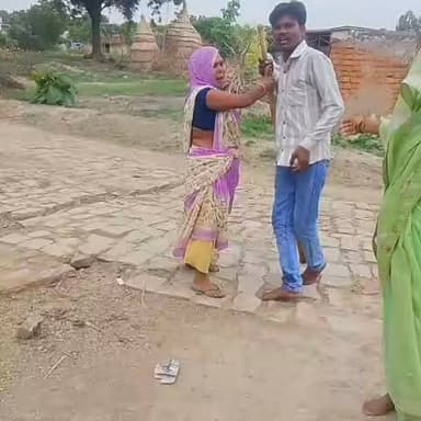 मेड़ काटने के विवाद ने लिया हिंसक रूप, दो पक्षों में जमकर चली लाठियां
महिलाओं और किशोरियों समेत कई घायल, मारपीट का वीडियो सोशल मीडिया पर वायरल
दोनों पक्षों की तहरीर पर पुलिस सक्रिय, एक पक्ष की शिकायत पर मुकदमा दर्ज
✒️रिपोर्ट सहयोगी प्रमोद व सुनील यादव के साथ राजेश सोनकर
प्रयागराज (उत्तरप्रदेश ) घूरपुर थाना क्षेत्र स्थित भड़िलवा गांव में खेत की मेड़ काटने को लेकर शुरू हुआ विवाद हिंसक झड़प में बदल गया। दोनों पक्षों के बीच हुई मारपीट में महिलाओं और किशोरियों सहित कई लोग घायल हो गए। घटना का वीडियो सोशल मीडिया पर वायरल होने के बाद पुलिस ने मामले की जांच तेज कर दी है। पुलिस के अनुसार, एक पक्ष की तहरीर पर मुकदमा दर्ज कर लिया गया है, जबकि दूसरे पक्ष की शिकायत की भी जांच की जा रही है।
प्रयागराज। घूरपुर थाना क्षेत्र के भड़िलवा गांव में शनिवार को खेत की मेड़ काटने को लेकर दो पक्षों के बीच विवाद इतना बढ़ गया कि देखते ही देखते दोनों ओर से लाठी-डंडे चलने लगे। इस घटना में महिलाओं और किशोरियों समेत कई लोग घायल हो गए। मारपीट का वीडियो सोशल मीडिया पर वायरल होने के बाद पूरे इलाके में चर्चा का विषय बन गया।
पीड़िता लक्ष्मी, पत्नी स्वर्गीय चंद्रबली, ने पुलिस को दी गई तहरीर में आरोप लगाया कि वह अपनी बेटियों के साथ धान की रोपाई के लिए खेत जा रही थीं। इसी दौरान पड़ोसी राम आसरे अपने पुत्रों एवं अन्य परिजनों के साथ पहुंचे और खेत की मेड़ काटने लगे। विरोध करने पर दोनों पक्षों के बीच पहले कहासुनी हुई, जो बाद में मारपीट में बदल गई।
शिकायत के अनुसार, विपक्षी पक्ष ने गाली-गलौज करते हुए लाठी-डंडों से हमला कर दिया। आरोप है कि महिलाओं और किशोरियों को खेत में गिराकर पीटा गया, जिससे कई लोग घायल हो गए। आसपास मौजूद ग्रामीणों ने बीच-बचाव कर किसी तरह स्थिति को नियंत्रित किया।
घटना के बाद घायल पक्ष के लोग घूरपुर थाने पहुंचे। आरोप है कि कार्रवाई में देरी होने पर उन्होंने थाने के सामने हाईवे जाम करने का प्रयास किया। सूचना मिलते ही थाना प्रभारी अतुल कुमार मिश्रा पुलिस बल के साथ मौके पर पहुंचे और लोगों को समझाकर स्थिति सामान्य कराई। इसके बाद घायलों को उपचार के लिए सामुदायिक स्वास्थ्य केंद्र जसरा भेजा गया।
उपचार के बाद लक्ष्मी ने राम आसरे, उनके पुत्रों और अन्य नामजद लोगों के खिलाफ तहरीर देकर कार्रवाई की मांग की। वहीं दूसरे पक्ष के नन्दलाल, पुत्र राम आसरे, ने भी दूसरे पक्ष के खिलाफ शिकायत दर्ज कराई है।
थाना प्रभारी अतुल कुमार मिश्रा ने बताया कि दोनों पक्षों से तहरीर प्राप्त हुई है। महिला पक्ष की तहरीर के आधार पर मुकदमा दर्ज कर लिया गया है। वायरल वीडियो सहित पूरे घटनाक्रम की जांच की जा रही है और जांच में जो तथ्य सामने आएंगे, उनके आधार पर नियमानुसार कार्रवाई की जाएगी।
> महत्वपूर्ण अस्वीकरण: यह समाचार पुलिस को दिए गए शिकायत पत्र, स्थानीय जानकारी एवं उपलब्ध प्रारंभिक तथ्यों पर आधारित है। ND NEWS वायरल वीडियो अथवा दोनों पक्षों द्वारा लगाए गए आरोपों की स्वतंत्र पुष्टि नहीं करता। मामले की वास्तविक स्थिति पुलिस विवेचना और जांच पूरी होने के बाद ही स्पष्ट होगी।
भूमि और खेत की मेड़ से जुड़े विवाद ग्रामीण क्षेत्रों में अक्सर तनाव का कारण बनते हैं। ऐसे मामलों में कानून व्यवस्था बनाए रखना, दोनों पक्षों की निष्पक्ष सुनवाई करना और साक्ष्यों के आधार पर कार्रवाई करना प्रशासन की महत्वपूर्ण जिम्मेदारी है। वायरल वीडियो और दोनों पक्षों की शिकायतों की निष्पक्ष जांच से ही पूरे मामले की सच्चाई सामने आएगी।
🟥 एनडी न्यूज़ एवं दैनिक निष्पक्ष धारा प्रयागराज पुलिस एवं जिला प्रशासन से अपील करता है कि इस मामले की निष्पक्ष, पारदर्शी और समयबद्ध जांच कर दोषियों के विरुद्ध विधिसम्मत कार्रवाई सुनिश्चित की जाए। यदि किसी भी पक्ष द्वारा कानून हाथ में लिया गया है तो उसके विरुद्ध समान रूप से कार्रवाई हो। साथ ही ग्रामीण क्षेत्रों में भूमि विवादों के समाधान हेतु राजस्व एवं पुलिस विभाग संयुक्त रूप से प्रभावी पहल करें।
जनहित में सुझाव
भूमि एवं मेड़ संबंधी विवादों का समाधान राजस्व विभाग और सक्षम न्यायिक प्रक्रिया के माध्यम से कराएं।
विवाद की स्थिति में हिंसा का सहारा न लें और तुरंत पुलिस को सूचना दें।
घटना से जुड़े फोटो, वीडियो और अन्य साक्ष्य सुरक्षित रखें तथा जांच एजेंसियों को उपलब्ध कराएं।
अफवाहों और भड़काऊ संदेशों को सोशल मीडिया पर साझा करने से बचें।
प्रशासन गांवों में संवेदनशील भूमि विवादों की समय-समय पर निगरानी सुनिश्चित करे।
👇👇
#NDNews #दैनिकनिष्पक्षधारा #Prayagraj #Ghoorpur #LandDispute #ViralVideo #UPPolice #LawAndOrder #BreakingNews #Justice
👇👇👇
@dgpup
@UPGovt
@RSSorg
@Uppolice
@wpl1090
@RSSgeet
@MIB_India
@PMOIndia
@HMOIndia
@VHPDigital
@CMOUP_RC
@myogioffice
@InfoDeptUP
@CMOfficeUP
@UPPRD1948
@ChiefSecyUP
@MahantYogiG
@ChiefSecyUP
@BajrangDalOrg
@myogiadityanath
@112UttarPradesh
@UPPViralCheck
@UpPolicemitra
@prayagraj_pol
@ADGZonPrayagraj
@DM_PRAYAGRAJ
@CommissionerPrg
@NigamPrayagraj
@Prayagraj_TP
@PROdefprayagraj
🟥 ND NEWS | दैनिक निष्पक्ष धारा
मुख्य संपादक / संस्थापक: राजन सिंह हाड़ा
सह-संपादक: शालिनी सिंह भदौरिया
✒️ रिपोर्ट: सहयोगी शिवा गुप्ता के साथ जिला ब्यूरो अजय श्रीवास्तव
📍 कार्यालय-3: U158, हीरा स्वीट्स के पास, विकास मार्ग, लक्ष्मी नगर, पूर्वी दिल्ली, पिन कोड – 110092 (NCR)
📍 कार्यालय-2: विधानसभा रोड, बर्लिंगटन चौराहा, लखनऊ (226001) (UP)
📍 कार्यालय-1: 1/1 अटल बिहारी चौराहा, नियर बर्मा चौराहा, फतेहपुर (212601) (UP)
📅 दिनांक: 18 जुलाई 2026
📆 दिन: शनिवार
📧 Email: ndnewschannel@gmail.com
📞 मोबाइल: 9696119696