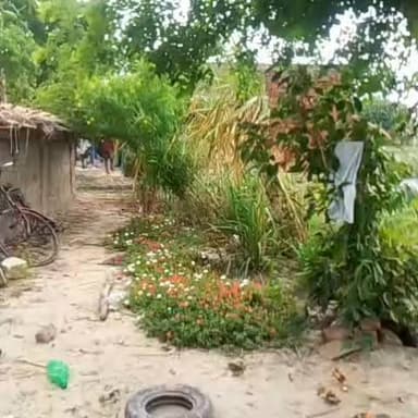 मेड़ काटने के विवाद ने लिया हिंसक रूप, दो पक्षों में जमकर चली लाठियां
महिलाओं और किशोरियों समेत कई घायल, मारपीट का वीडियो सोशल मीडिया पर वायरल
दोनों पक्षों की तहरीर पर पुलिस सक्रिय, एक पक्ष की शिकायत पर मुकदमा दर्ज
✒️रिपोर्ट सहयोगी प्रमोद व सुनील यादव के साथ राजेश सोनकर
प्रयागराज (उत्तरप्रदेश ) घूरपुर थाना क्षेत्र स्थित भड़िलवा गांव में खेत की मेड़ काटने को लेकर शुरू हुआ विवाद हिंसक झड़प में बदल गया। दोनों पक्षों के बीच हुई मारपीट में महिलाओं और किशोरियों सहित कई लोग घायल हो गए। घटना का वीडियो सोशल मीडिया पर वायरल होने के बाद पुलिस ने मामले की जांच तेज कर दी है। पुलिस के अनुसार, एक पक्ष की तहरीर पर मुकदमा दर्ज कर लिया गया है, जबकि दूसरे पक्ष की शिकायत की भी जांच की जा रही है।
प्रयागराज। घूरपुर थाना क्षेत्र के भड़िलवा गांव में शनिवार को खेत की मेड़ काटने को लेकर दो पक्षों के बीच विवाद इतना बढ़ गया कि देखते ही देखते दोनों ओर से लाठी-डंडे चलने लगे। इस घटना में महिलाओं और किशोरियों समेत कई लोग घायल हो गए। मारपीट का वीडियो सोशल मीडिया पर वायरल होने के बाद पूरे इलाके में चर्चा का विषय बन गया।
पीड़िता लक्ष्मी, पत्नी स्वर्गीय चंद्रबली, ने पुलिस को दी गई तहरीर में आरोप लगाया कि वह अपनी बेटियों के साथ धान की रोपाई के लिए खेत जा रही थीं। इसी दौरान पड़ोसी राम आसरे अपने पुत्रों एवं अन्य परिजनों के साथ पहुंचे और खेत की मेड़ काटने लगे। विरोध करने पर दोनों पक्षों के बीच पहले कहासुनी हुई, जो बाद में मारपीट में बदल गई।
शिकायत के अनुसार, विपक्षी पक्ष ने गाली-गलौज करते हुए लाठी-डंडों से हमला कर दिया। आरोप है कि महिलाओं और किशोरियों को खेत में गिराकर पीटा गया, जिससे कई लोग घायल हो गए। आसपास मौजूद ग्रामीणों ने बीच-बचाव कर किसी तरह स्थिति को नियंत्रित किया।
घटना के बाद घायल पक्ष के लोग घूरपुर थाने पहुंचे। आरोप है कि कार्रवाई में देरी होने पर उन्होंने थाने के सामने हाईवे जाम करने का प्रयास किया। सूचना मिलते ही थाना प्रभारी अतुल कुमार मिश्रा पुलिस बल के साथ मौके पर पहुंचे और लोगों को समझाकर स्थिति सामान्य कराई। इसके बाद घायलों को उपचार के लिए सामुदायिक स्वास्थ्य केंद्र जसरा भेजा गया।
उपचार के बाद लक्ष्मी ने राम आसरे, उनके पुत्रों और अन्य नामजद लोगों के खिलाफ तहरीर देकर कार्रवाई की मांग की। वहीं दूसरे पक्ष के नन्दलाल, पुत्र राम आसरे, ने भी दूसरे पक्ष के खिलाफ शिकायत दर्ज कराई है।
थाना प्रभारी अतुल कुमार मिश्रा ने बताया कि दोनों पक्षों से तहरीर प्राप्त हुई है। महिला पक्ष की तहरीर के आधार पर मुकदमा दर्ज कर लिया गया है। वायरल वीडियो सहित पूरे घटनाक्रम की जांच की जा रही है और जांच में जो तथ्य सामने आएंगे, उनके आधार पर नियमानुसार कार्रवाई की जाएगी।
> महत्वपूर्ण अस्वीकरण: यह समाचार पुलिस को दिए गए शिकायत पत्र, स्थानीय जानकारी एवं उपलब्ध प्रारंभिक तथ्यों पर आधारित है। ND NEWS वायरल वीडियो अथवा दोनों पक्षों द्वारा लगाए गए आरोपों की स्वतंत्र पुष्टि नहीं करता। मामले की वास्तविक स्थिति पुलिस विवेचना और जांच पूरी होने के बाद ही स्पष्ट होगी।
भूमि और खेत की मेड़ से जुड़े विवाद ग्रामीण क्षेत्रों में अक्सर तनाव का कारण बनते हैं। ऐसे मामलों में कानून व्यवस्था बनाए रखना, दोनों पक्षों की निष्पक्ष सुनवाई करना और साक्ष्यों के आधार पर कार्रवाई करना प्रशासन की महत्वपूर्ण जिम्मेदारी है। वायरल वीडियो और दोनों पक्षों की शिकायतों की निष्पक्ष जांच से ही पूरे मामले की सच्चाई सामने आएगी।
🟥 एनडी न्यूज़ एवं दैनिक निष्पक्ष धारा प्रयागराज पुलिस एवं जिला प्रशासन से अपील करता है कि इस मामले की निष्पक्ष, पारदर्शी और समयबद्ध जांच कर दोषियों के विरुद्ध विधिसम्मत कार्रवाई सुनिश्चित की जाए। यदि किसी भी पक्ष द्वारा कानून हाथ में लिया गया है तो उसके विरुद्ध समान रूप से कार्रवाई हो। साथ ही ग्रामीण क्षेत्रों में भूमि विवादों के समाधान हेतु राजस्व एवं पुलिस विभाग संयुक्त रूप से प्रभावी पहल करें।
जनहित में सुझाव
भूमि एवं मेड़ संबंधी विवादों का समाधान राजस्व विभाग और सक्षम न्यायिक प्रक्रिया के माध्यम से कराएं।
विवाद की स्थिति में हिंसा का सहारा न लें और तुरंत पुलिस को सूचना दें।
घटना से जुड़े फोटो, वीडियो और अन्य साक्ष्य सुरक्षित रखें तथा जांच एजेंसियों को उपलब्ध कराएं।
अफवाहों और भड़काऊ संदेशों को सोशल मीडिया पर साझा करने से बचें।
प्रशासन गांवों में संवेदनशील भूमि विवादों की समय-समय पर निगरानी सुनिश्चित करे।
👇👇
#NDNews #दैनिकनिष्पक्षधारा #Prayagraj #Ghoorpur #LandDispute #ViralVideo #UPPolice #LawAndOrder #BreakingNews #Justice
👇👇👇
@dgpup
@UPGovt
@RSSorg
@Uppolice
@wpl1090
@RSSgeet
@MIB_India
@PMOIndia
@HMOIndia
@VHPDigital
@CMOUP_RC
@myogioffice
@InfoDeptUP
@CMOfficeUP
@UPPRD1948
@ChiefSecyUP
@MahantYogiG
@ChiefSecyUP
@BajrangDalOrg
@myogiadityanath
@112UttarPradesh
@UPPViralCheck
@UpPolicemitra
@prayagraj_pol
@ADGZonPrayagraj
@DM_PRAYAGRAJ
@CommissionerPrg
@NigamPrayagraj
@Prayagraj_TP
@PROdefprayagraj
🟥 ND NEWS | दैनिक निष्पक्ष धारा
मुख्य संपादक / संस्थापक: राजन सिंह हाड़ा
सह-संपादक: शालिनी सिंह भदौरिया
✒️ रिपोर्ट: सहयोगी शिवा गुप्ता के साथ जिला ब्यूरो अजय श्रीवास्तव
📍 कार्यालय-3: U158, हीरा स्वीट्स के पास, विकास मार्ग, लक्ष्मी नगर, पूर्वी दिल्ली, पिन कोड – 110092 (NCR)
📍 कार्यालय-2: विधानसभा रोड, बर्लिंगटन चौराहा, लखनऊ (226001) (UP)
📍 कार्यालय-1: 1/1 अटल बिहारी चौराहा, नियर बर्मा चौराहा, फतेहपुर (212601) (UP)
📅 दिनांक: 18 जुलाई 2026
📆 दिन: शनिवार
📧 Email: ndnewschannel@gmail.com
📞 मोबाइल: 9696119696