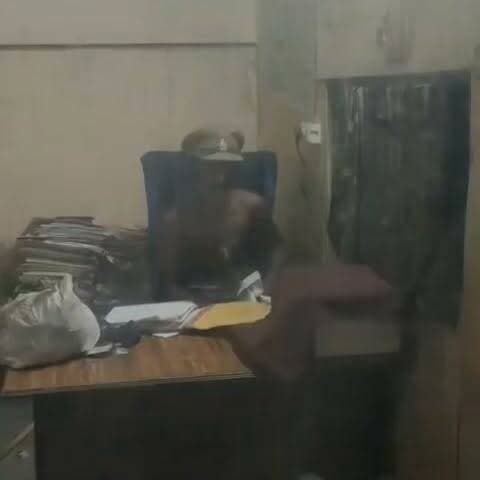 हापुड़ पुलिस चौकी में शराबी की एंट्री, दारोगा बनकर घंटों करता रहा 'जांच'
बिना वर्दी चौकी इंचार्ज की कुर्सी पर बैठा व्यक्ति, वीडियो वायरल होने से मचा हड़कंप
पुलिस सुरक्षा व्यवस्था पर उठे सवाल, वायरल वीडियो की जांच की मांग
✒️ रिपोर्ट यूपी हेड नागेंद्र पांडये
हापुड़ (उत्तर प्रदेश) जनपद से जुड़ा एक कथित वीडियो सोशल मीडिया पर तेजी से वायरल हो रहा है। वीडियो में एक व्यक्ति, जिसे शराब के नशे में होने का दावा किया जा रहा है, पुलिस चौकी के अंदर प्रवेश कर चौकी प्रभारी की कुर्सी पर बैठा दिखाई दे रहा है। घटना को लेकर सोशल मीडिया पर पुलिस सुरक्षा व्यवस्था और चौकी की निगरानी पर सवाल उठाए जा रहे हैं। हालांकि, वायरल वीडियो की स्वतंत्र पुष्टि नहीं हुई है और पुलिस का विस्तृत आधिकारिक पक्ष सामने आना अभी शेष है।
हापुड़। जिले की एक पुलिस चौकी से जुड़ा कथित वीडियो सोशल मीडिया पर तेजी से वायरल हो रहा है। वायरल वीडियो में एक व्यक्ति, जिसके बारे में दावा किया जा रहा है कि वह शराब के नशे में था, चौकी के भीतर जाकर चौकी इंचार्ज के कमरे में प्रवेश करता दिखाई देता है।
वायरल दावों के अनुसार, संबंधित व्यक्ति ने कमरे के अंदर जाकर दरवाजा बंद कर लिया, चौकी प्रभारी की कुर्सी पर बैठ गया और मेज पर रखी पुलिस की टोपी भी पहन ली। इतना ही नहीं, वह वहां रखी फाइलों को पलटता और कथित रूप से जांच-पड़ताल करता दिखाई देता है।
बताया जा रहा है कि जब चौकी के बाहर मौजूद लोगों ने शोर मचाया और घटना का वीडियो बनाना शुरू किया, तो उसने मेज पर रखा पेपरवेट उठाकर मोबाइल कैमरे की ओर फेंक दिया। इस घटना के बाद पुलिस चौकी की सुरक्षा व्यवस्था और सतर्कता को लेकर सोशल मीडिया पर कई तरह की प्रतिक्रियाएं सामने आ रही हैं।
हालांकि, अभी तक यह स्पष्ट नहीं हो पाया है कि संबंधित व्यक्ति चौकी के भीतर कैसे पहुंचा, उस समय पुलिसकर्मी कहां मौजूद थे और घटना की वास्तविक परिस्थितियां क्या थीं। इन सभी पहलुओं की पुष्टि आधिकारिक जांच के बाद ही हो सकेगी।
> महत्वपूर्ण अस्वीकरण: यह समाचार सोशल मीडिया पर वायरल वीडियो एवं उपलब्ध प्रारंभिक जानकारी पर आधारित है। ND NEWS वायरल वीडियो अथवा उससे जुड़े दावों की स्वतंत्र पुष्टि नहीं करता। मामले की वास्तविक स्थिति पुलिस जांच एवं आधिकारिक बयान के बाद ही स्पष्ट होगी।
पुलिस चौकी जैसे संवेदनशील स्थानों की सुरक्षा व्यवस्था पर उठे किसी भी प्रश्न की निष्पक्ष जांच आवश्यक है। यदि वायरल वीडियो वास्तविक है, तो इससे जुड़े तथ्यों का सार्वजनिक होना और आवश्यक कार्रवाई किया जाना जनविश्वास बनाए रखने के लिए महत्वपूर्ण होगा।
🟥 ND NEWS | दैनिक निष्पक्ष धारा की अपील
एनडी न्यूज़ एवं दैनिक निष्पक्ष धारा उत्तर प्रदेश पुलिस एवं संबंधित अधिकारियों से अपील करता है कि वायरल वीडियो की निष्पक्ष जांच कर वास्तविक घटनाक्रम सार्वजनिक किया जाए। यदि सुरक्षा में लापरवाही या नियमों का उल्लंघन पाया जाता है तो संबंधित जिम्मेदार अधिकारियों के विरुद्ध नियमानुसार कार्रवाई की जाए। वहीं यदि वीडियो भ्रामक या अधूरा हो, तो उसका आधिकारिक स्पष्टीकरण भी जारी किया जाए।
जनहित में सुझाव
पुलिस परिसरों की सुरक्षा व्यवस्था को और मजबूत बनाया जाए।
किसी भी वायरल वीडियो को सत्यापित किए बिना अंतिम निष्कर्ष न मानें।
सार्वजनिक स्थानों पर नशे की हालत में उत्पात मचाने वालों के विरुद्ध तत्काल कानूनी कार्रवाई की जाए।
नागरिक किसी भी संदिग्ध गतिविधि की सूचना तुरंत पुलिस को दें।
👇👇👇
#NDNews #दैनिकनिष्पक्षधारा #Hapur #UPPolice #PoliceChowki #ViralVideo #LawAndOrder #BreakingNews #PoliceSecurity #UttarPradesh
👇👇👇
@Uppolice
@dgpup
@hapurpolice
@112UttarPradesh
@CMOfficeUP
@myogiadityanath
@UPGovt
@InfoDeptUP
@ChiefSecyUP
👇👇👇
🟥 ND NEWS | दैनिक निष्पक्ष धारा
मुख्य संपादक / संस्थापक: राजन सिंह हाड़ा
सह-संपादक: शालिनी सिंह भदौरिया
✒️ रिपोर्ट: सहयोगी शिवा गुप्ता के साथ जिला ब्यूरो अजय श्रीवास्तव
📍 कार्यालय-3: U158, हीरा स्वीट्स के पास, विकास मार्ग, लक्ष्मी नगर, पूर्वी दिल्ली, पिन कोड – 110092 (NCR)
📍 कार्यालय-2: विधानसभा रोड, बर्लिंगटन चौराहा, लखनऊ (226001) (UP)
📍 कार्यालय-1: 1/1 अटल बिहारी चौराहा, नियर बर्मा चौराहा, फतेहपुर (212601) (UP)
📅 दिनांक: 18 जुलाई 2026
📆 दिन: शनिवार
📧 Email: ndnewschannel@gmail.com
📞 मोबाइल: 9696119696