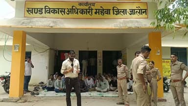 महेवा ब्लॉक में फूटा रोजगार सेवकों का गुस्सा!
बीडीओ पर गंभीर आरोपों की बौछार, ब्लॉक परिसर में अनिश्चितकालीन धरना
मानदेय, उत्पीड़न, कथित रिश्वतखोरी और धमकी के आरोपों से गरमाया महेवा ब्लॉक; बीडीओ बोले—सभी आरोप पूरी तरह निराधार
जालौन जनपद के महेवा विकास खंड में शनिवार को उस समय माहौल गर्मा गया, जब दर्जनों रोजगार सेवक ब्लॉक परिसर में तिरपाल बिछाकर धरने पर बैठ गए।
उनके समर्थन में कई ग्राम प्रधान प्रतिनिधि और ग्रामीण भी मौके पर मौजूद रहे।
रोजगार सेवकों का कहना है कि वर्षों से उनका शोषण किया जा रहा है और बार-बार शिकायत करने के बावजूद उन्हें न्याय नहीं मिल रहा।
धरने पर बैठे रोजगार सेवकों ने मीडिया से बातचीत में कई गंभीर आरोप लगाए।
उनका कहना है कि पहले उनसे डोंगल लगवाकर कार्य कराया जाता है, फिर उन्हीं के खिलाफ शिकायतें कराई जाती हैं।
इसके बाद कार्यालय बुलाकर कथित रूप से 20 हजार रुपये की मांग की जाती है।
रोजगार सेवकों का आरोप है कि इस राशि में से 15 हजार रुपये अधिकारी स्वयं रखते हैं और 5 हजार रुपये कुछ कथित पत्रकारों को दिए जाते हैं।
इन आरोपों की स्वतंत्र पुष्टि नहीं हुई है।
रोजगार सेवकों ने यह भी आरोप लगाया कि उन्हें लगातार मानसिक रूप से प्रताड़ित किया जाता है, अपमानजनक भाषा का प्रयोग किया जाता है और डराया-धमकाया जाता है।
उनका कहना है कि उन्हें कहा जाता है कि तुम लोगों को गड्ढा खुदवाकर उसी में खड़ा कर देंगे तथा हमसे बड़ा कोई गुंडा नहीं है।
रोजगार सेवकों का यह भी कहना है कि कई महीनों से उनका मानदेय लंबित है, जिससे उनके परिवारों के सामने आर्थिक संकट खड़ा हो गया है।
गौरतलब है कि एक दिन पहले सोशल मीडिया पर एक रोजगार सेवक की पोस्ट वायरल हुई थी, जिसमें न्याय न मिलने व शोषण करने पर आत्महत्या जैसा कदम उठाने की चेतावनी दी गई थी।
इसी को देखते हुए पुलिस प्रशासन भी पूरी सतर्कता के साथ मौके पर मौजूद रहा और सुरक्षा व्यवस्था संभाले रहा, ताकि किसी भी अप्रिय घटना को रोका जा सके।
इस पूरे मामले में जब खंड विकास अधिकारी अरुण कुमार सिंह से दूरभाष पर संपर्क कर उनका पक्ष लिया गया तो उन्होंने रोजगार सेवकों द्वारा लगाए गए सभी आरोपों को पूरी तरह निराधार और बेबुनियाद बताया। उनका कहना है कि उनका इन आरोपों से कोई संबंध नहीं है।
खबर लिखे जाने तक खंड विकास अधिकारी धरनास्थल पर नहीं पहुंचे थे।
रोजगार सेवकों का कहना है कि जब तक उनकी मांगों पर संतोषजनक निर्णय नहीं लिया जाता, तब तक उनका धरना जारी रहेगा।
वीडियो के लास्ट तक बने रहिए...
वीडियो के आखिर तक बने रहिए और सुनिए कि रोजगार सेवकों ने मीडिया के सामने क्या-क्या गंभीर आरोप लगाए, उन्होंने अपने साथ हो रहे कथित उत्पीड़न को लेकर क्या कहा।
इस पूरे मामले पर आपकी क्या राय है?
क्या वास्तव में रोजगार सेवकों के साथ शोषण हो रहा है या फिर मामला कुछ और है?
अपनी राय हमें कमेंट बॉक्स में जरूर बताइए।
#BreakingNews #MegaBreaking #BigBreaking #Jalaun #JalaunNews #Kalpi #Maheba #MahebaBlock #BlockOffice #BDO #ArunKumarSingh #RozgarSevak #MGNREGA #NREGA #Dharna #Protest #ViralVideo #GroundReport #Exclusive #LiveUpdate #HindiNews #UPNews #UttarPradesh #SonuMaharaj #Journalism #PublicVoice #Justice #CorruptionAllegation #Accountability #VillageDevelopment