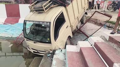 गंगापुर स्थित पानी वाले मंदिर की बाउंड्री तोड़कर दूध की क्रेटों से भरा एक मिनी ट्रक पानी में जा घुसा।
#Gangapur #RoadAccident #MiniTruck #MilkTruck #BreakingNews #UttarakhandNews #ViralVideo #LocalNews #AccidentNews #TruckAccident