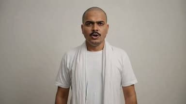 बांदा: "चादरों और पर्दों की आड़ में सरकार अपने कुकर्म नहीं छिपा सकती" — ए. एस. नोमानी
बुंदेलखंड इंसाफ सेना के राष्ट्रीय अध्यक्ष ए. एस. नोमानी ने सामाजिक कार्यकर्ता सोनम वांगचुक और अन्य प्रदर्शनकारियों के साथ हुई कार्रवाई पर कड़ी प्रतिक्रिया व्यक्त की है। उन्होंने कहा कि "चादरों और पर्दों की आड़ में सरकार अपने कुकर्म नहीं छिपा सकती; लोकतंत्र की आँखों पर पर्दा नहीं डाला जा सकता।"
नोमानी ने अपने बयान में कहा कि यदि किसी शांतिपूर्ण धरने या भूख हड़ताल पर बैठे लोगों के खिलाफ कार्रवाई पर्दों की आड़ में करनी पड़े, तो यह लोकतांत्रिक मूल्यों पर गंभीर प्रश्न खड़े करता है। उन्होंने कहा कि लोकतंत्र में असहमति की आवाज़ का सम्मान होना चाहिए, न कि उसे दबाने का प्रयास किया जाना चाहिए।
उन्होंने आगे कहा कि शांतिपूर्ण आंदोलन कर रहे सोनम वांगचुक और अन्य प्रदर्शनकारियों के साथ जिस प्रकार का व्यवहार किया गया, वह अत्यंत दुर्भाग्यपूर्ण और शर्मनाक है। उनके अनुसार लोकतंत्र की वास्तविक ताकत संवाद, पारदर्शिता और संविधानसम्मत व्यवहार में है, न कि पर्दों की ओट में की गई कार्रवाई में।
ए. एस. नोमानी ने कहा कि लोकतंत्र में जनता की आवाज़ को दबाया नहीं जा सकता और सरकार को लोकतांत्रिक मूल्यों तथा संवैधानिक अधिकारों का सम्मान करना चाहिए।
#ASNomani #SonamWangchuk #Democracy #Protest #UP90Creator