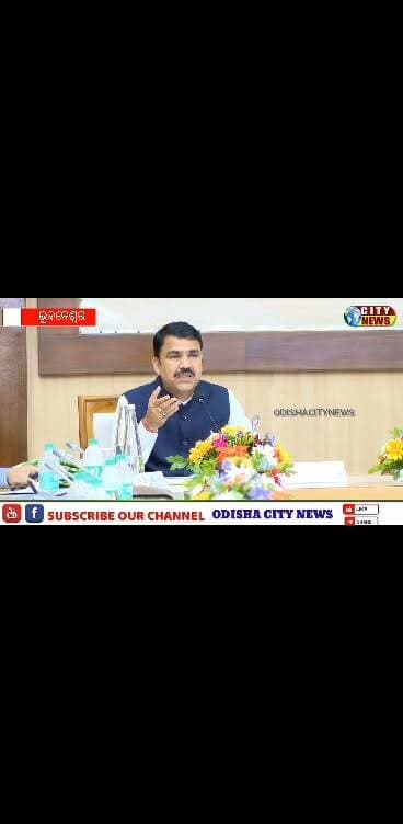 *ମୁଖ୍ୟମନ୍ତ୍ରୀଙ୍କ କାର୍ଯ୍ୟାଳୟ, ଓଡ଼ିଶା*
*ସ୍ୱତନ୍ତ୍ର ଉନ୍ନୟନ ପରିଷଦର*
*ନବନିଯୁକ୍ତ ଅଧ୍ୟକ୍ଷ, ଉପାଧ୍ୟକ୍ଷଙ୍କ ସହ*
*ମୁଖ୍ୟମନ୍ତ୍ରୀଙ୍କ ଆଲୋଚନା*
*ପ୍ରଧାନମନ୍ତ୍ରୀଙ୍କ ‘ବିକାଶ ଭି, ବିରାସତ ଭି’ ମନ୍ତ୍ରକୁ ଆଧାର କରି*
*ଜନଜାତିଙ୍କ ବିକାଶକୁ ତ୍ୱରାନ୍ୱିତ କରିବାକୁ ମୁଖ୍ୟମନ୍ତ୍ରୀଙ୍କ ପରାମର୍ଶ*
*ନିୟମିତ ଭାବେ କ୍ଷେତ୍ରସ୍ତରରେ ବୁଲି ଲୋକଙ୍କ ସମସ୍ୟା ବୁଝି ପଦକ୍ଷେପ*
*ନେବା ଉପରେ ମୁଖ୍ୟମନ୍ତ୍ରୀଙ୍କ ଗୁରୁତ୍ୱ ଆରୋପ*
*ଅନ୍ତ୍ୟୋଦୟର ମୂଲ୍ୟବୋଧରେ ସମାଜର ଅନ୍ତିମ ଧାଡି ପର୍ଯ୍ୟନ୍ତ ପହଞ୍ଚି,*
*ଲୋକଙ୍କ ପାଇଁ କାମ କରନ୍ତୁ- ମୁଖ୍ୟମନ୍ତ୍ରୀ*
ଭୁବନେଶ୍ୱର
୧୮ ଜୁଲାଇ ୨୦୨୬
ଆମ ସରକାର ଆସିବା ପରେ ସମାଜର ସବୁ ବର୍ଗର ଉନ୍ନତି ପାଇଁ ପଦକ୍ଷେପ ନେବା ସହିତ ଆଦିବାସୀମାନଙ୍କ ବିକାଶ ପାଇଁ ସ୍ୱତନ୍ତ୍ର ଭାବେ ପଦକ୍ଷେପ ନିଆଯାଇଛି। ଆମ ପାଇଁ ରାଜନୀତି କ୍ଷମତା ଭୋଗ କରିବାର ମାଧ୍ୟମ ନୁହେଁ, ବରଂ ଅନ୍ତିମ ଧାଡିରେ ଥିବା ଗରିବ ଲୋକର ସେବା କରିବାର ମାଧ୍ୟମ, ଯାହାକୁ ଆମେ ଅନ୍ତ୍ୟୋଦୟ କହୁ। ତେଣୁ, ଆପଣମାନେ ଅନ୍ତିମ ଧାଡି ପର୍ଯ୍ୟନ୍ତ ପହଞ୍ଚି, ଲୋକଙ୍କ ପାଇଁ କାମ କରନ୍ତୁ ବୋଲି ଆଜି ମୁଖ୍ୟମନ୍ତ୍ରୀ ଶ୍ରୀ ମୋହନ ଚରଣ ମାଝୀ ସ୍ୱତନ୍ତ୍ର ଉନ୍ନୟନ ପରିଷଦର ନବନିଯୁକ୍ତ ଅଧ୍ୟକ୍ଷ ଓ ଉପାଧ୍ୟକ୍ଷମାନଙ୍କୁ ପରାମର୍ଶ ଦେଇ କହିଛନ୍ତି।
ଆଜି ଲୋକସେବା ଭବନ କନ୍ଭେନ୍ସନ ସେଣ୍ଟରରେ ସ୍ୱତନ୍ତ୍ର ଉନ୍ନୟନ ପରିଷଦର ନବନିଯୁକ୍ତ ଅଧ୍ୟକ୍ଷ ଓ ଉପାଧ୍ୟକ୍ଷମାନଙ୍କ ସହିତ ମୁଖ୍ୟମନ୍ତ୍ରୀଙ୍କ ଏକ ଆଲୋଚନା ବୈଠକ ଅନୁଷ୍ଠିତ ହୋଇଯାଇଛି। ଏଥିରେ ରାଜ୍ୟର ବିଭିନ୍ନ ଜିଲ୍ଲାର ୨୩ଟି ସ୍ୱତନ୍ତ୍ର ଉନ୍ନୟନ ପରିଷଦର ଅଧ୍ୟକ୍ଷ ଓ ଉପାଧ୍ୟକ୍ଷମାନେ ଯୋଗ ଦେଇଥିଲେ।
ନବନିଯୁକ୍ତ ଅଧ୍ୟକ୍ଷ ଏବଂ ଉପାଧ୍ୟକ୍ଷଙ୍କ ଆଞ୍ଚଳିକ ସମସ୍ୟାଗୁଡିକୁ ଗୁରୁତ୍ୱର ସହ ଶୁଣି ମୁଖ୍ୟମନ୍ତ୍ରୀ କହିଥିଲେ ଯେ, ଆପଣମାନେ ଧୈର୍ଯ୍ୟର ସହ କାମ କରନ୍ତୁ। ଜିଲ୍ଲା ସ୍ତରୀୟ ଅଧିକାରୀମାନଙ୍କ ଦୃଷ୍ଟିକୁ ସମସ୍ୟା ଆଣନ୍ତୁ। ତା ସହିତ ବିଭାଗୀୟ ଅଧିକାରୀ ଓ ମନ୍ତ୍ରୀ ମଧ୍ୟ ଆପଣମାନଙ୍କ ବିଭିନ୍ନ ବିଷୟ ଉପରେ ପଦକ୍ଷେପ ନେବେ। ଜିଲ୍ଲା ସ୍ତରରେ ଆପଣମାନେ ଯେଭଳି ଉପଯୁକ୍ତ ସମ୍ମାନର ସହ କାମ କରିବେ, ସେଥିପାଇଁ ସମସ୍ତ ବ୍ୟବସ୍ଥା କରାଯାଉଛି। ସେ କହିଥିଲେ ଆମେ କଥାରେ ନୁହେଁ, କାମରେ ବିଶ୍ୱାସ କରୁ। ନିୟମିତ ଭାବେ କ୍ଷେତ୍ରସ୍ତରରେ ବୁଲି ଲୋକଙ୍କ ସମସ୍ୟା ବୁଝନ୍ତୁ, ସେହି ଅନୁଯାୟୀ ପଦକ୍ଷେପ ନିଅନ୍ତୁ। ‘Yes, We Can’ ମନୋବୃତ୍ତି ନେଇ ଲୋକଙ୍କ ସେବା କରନ୍ତୁ। ନିଶ୍ଚିତ ରୂପେ ସଫଳତା ମିଳିବ।
ଅଧ୍ୟକ୍ଷ ଓ ଉପାଧ୍ୟକ୍ଷମାନଙ୍କୁ ଉପଦେଶ ଦେଇ ମୁଖ୍ୟମନ୍ତ୍ରୀ କହିଥିଲେ ଯେ, ଓଡିଶାର ଜନସଂଖ୍ୟାର ଏକ-ଚତୁର୍ଥାଂଶ ହେଉଛନ୍ତି ଜନଜାତି। କିନ୍ତୁ, ଏହି ବର୍ଗର ଲୋକମାନେ ବିକାଶଧାରା ଠାରୁ ବହୁତ ପଛରେ ଅଛନ୍ତି। ଆମ ସରକାର କ୍ଷମତାକୁ ଆସିବା ପରେ ସେଥିପାଇଁ ସ୍ୱତନ୍ତ୍ର ଧ୍ୟାନ ଦିଆଯଉଛି। ତେଣୁ, ଆମେ କିଭଳି ସେହି ଲୋକମାନଙ୍କ ପା