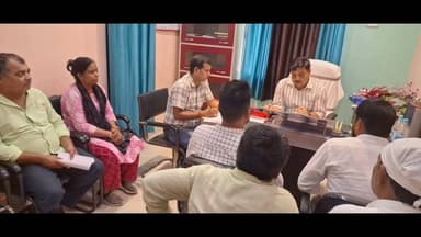 🚨 पहली किस्त मिली... लेकिन घर आज तक नहीं बना! ऐसे लाभार्थियों को एक सप्ताह का अल्टीमेटम।
अमरपुर प्रखंड में प्रधानमंत्री आवास योजना (ग्रामीण) की समीक्षा में 37 ऐसे लाभार्थी मिले हैं जिन्होंने पहली किस्त की राशि लेने के बावजूद अब तक निर्माण कार्य शुरू नहीं किया।
अब प्रशासन ने साफ कर दिया है—एक सप्ताह के भीतर काम शुरू करें, नहीं तो पहले सफेद और लाल नोटिस, उसके बाद सर्टिफिकेट केस की कार्रवाई होगी।
प्रखंड विकास पदाधिकारी प्रभात रंजन ने अधिकारियों को पंचायतों में जाकर लंबित आवासों का निर्माण तेजी से पूरा कराने के निर्देश दिए हैं।
आपकी राय क्या है? ऐसे मामलों में सख्त कार्रवाई होनी चाहिए या लाभार्थियों को और समय मिलना चाहिए? 👇
#Amarpur #Banka #PMAY #प्रधानमंत्रीआवासयोजना #BiharNews #BankaNews #NewsBanka20