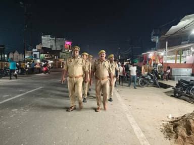 #SP_Bhadohi के कुशल निर्देशन व #ASP_Bhadohi के प्रभावी पर्यवेक्षण में जनपद में शांति एवं कानून व्यवस्था के दृष्टिगत समस्त थाना प्रभारी/चौकी प्रभारी द्वारा पर्याप्त पुलिस बल के साथ अपने थाना क्षेत्र में किया जा रहा पैदल गश्त। गश्त के दौरान संदिग्ध वस्तुओं/व्यक्तियों/वाहनों की जा रही सघन चेकिंग #Footpatrolling