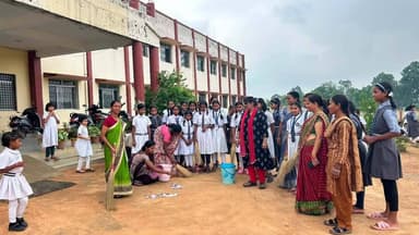 🎒🧹 बैगलेस डे बना स्वच्छता, नवाचार और जनभागीदारी का उत्सव!
कलेक्टर श्रीमती रेना जमील के मार्गदर्शन में जिले के 1,808 शासकीय विद्यालयों में स्वच्छता महाभियान आयोजित किया गया।
विद्यार्थियों, शिक्षकों, जनप्रतिनिधियों एवं पालकों द्वारा विद्यालय परिसर और शौचालयों की साफ-सफाई, स्वच्छता शपथ तथा सामूहिक श्रमदान किया गया।
#BaglessDay #SwachhVidyalaya #Surajpur #DistrictAdministration #JanBhagidari
@chhattisgarhcmo @dpr.chhattisgarh @rena_jamil_ias