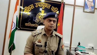 *म्यूल बैंक खातों पर साइबर पुलिस की बड़ी कार्रवाई, 35 अभियुक्त गिरफ्तार, 100 से अधिक साइबर शिकायतों से जुड़े खाते चिन्हित*
साइबर मुख्यालय के निर्देशानुसार म्यूल बैंक खातों के विरुद्ध चलाए गए विशेष अभियान के तहत कमिश्नरेट के विभिन्न थानों द्वारा 35 म्यूल अकाउंट धारकों को गिरफ्तार कर उनके विरुद्ध सुसंगत धाराओं में अभियोग पंजीकृत किया गया है।
प्रारंभिक जांच में इन खातों के माध्यम से लगभग 30 करोड़ रुपये के संदिग्ध लेन-देन तथा एनसीआरपी पोर्टल पर 100 से अधिक साइबर शिकायतों का संबंध सामने आया है।
पूछताछ में अभियुक्तों ने स्वीकार किया कि उन्हें कमीशन का प्रलोभन देकर उनके नाम पर बैंक खाते खुलवाए गए थे, जिनका संचालन अन्य व्यक्तियों द्वारा किया जाता था।
जांच में अधिकांश लेन-देन ऑनलाइन बेटिंग, गेमिंग ऐप्स एवं निवेश संबंधी साइबर ठगी से जुड़े पाए गए हैं।
जिसकी जाँच प्रचलित है। नेटवर्क के मास्टरमाइंड एवं अन्य संबंधित व्यक्तियों की पहचान कर उनके विरुद्ध भी शीघ्र कठोर वैधानिक कार्रवाई की जाएगी।
*बाइट-पुलिस उपायुक्त पश्चिम, श्री एस.एम. कासिम आबिदी।
#crime #cyber #froud #uppolice