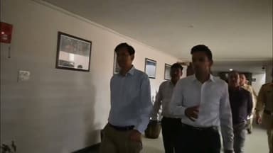 कुमाऊँ कमिश्नर के छापे से मचा हड़कंप! दफ्तर में खलबली, उल्टे पाँव भागे अधिकारी!
लापरवाह सिस्टम को सुधारने के लिए कुमाऊँ कमिश्नर दीपक रावत का 'एक्शन अवतार' एक बार फिर देखने को मिला है! बिना किसी पूर्व सूचना के जब कमिश्नर का काफिला अचानक औचक निरीक्षण (Surprise Raid) के लिए पहुँचा, तो वहां मौजूद अधिकारियों और कर्मचारियों के होश उड़ गए।
कमिश्नर की अचानक एंट्री देखते ही दफ्तरों में हड़कंप मच गया। जो अधिकारी अपनी सीटों से गायब थे या ढिलाई बरत रहे थे, वे अपनी कमियां छुपाने के लिए उल्टे पाँव आनन-फानन में फाइलों के साथ दौड़ते-भागते नजर आए!
फाइलों और रजिस्टरों की सघन चेकिंग: कमिश्नर ने मौके पर पहुँचते ही सबसे पहले हाजिरी रजिस्टर और पेंडिंग फाइलों का रिकॉर्ड अपने कब्जे में लिया।
लेटलतीफी पर लगी क्लास: ड्यूटी के समय गायब और काम में लापरवाही बरतने वाले अधिकारियों को कमिश्नर ने मौके पर ही कड़ी फटकार लगाई।
ऑन द स्पॉट एक्शन: कार्यों में घोर लापरवाही और ढुलमुल रवैया पाए जाने पर लापरवाह अधिकारियों के खिलाफ तत्काल सख्त कार्रवाई और स्पष्टीकरण के निर्देश जारी किए गए।
"जनता के कार्यों में लापरवाही और सरकारी दायित्वों में ढिलाई किसी भी सूरत में बर्दाश्त नहीं होगी। हर अधिकारी और कर्मचारी को जवाबदेह बनना होगा।" — दीपक रावत, कुमाऊँ आयुक्त
कमिश्नर के इस ताबड़तोड़ और औचक एक्शन के बाद से पूरे प्रशासनिक महकमे में हड़कंप मचा हुआ है और सभी विभागों में हड़कंप का माहौल है।
#DeepakRawat #ActionReport #KuamonCommissioner #SurpriseInspection #UttarakhandAdministration #Harkamp #AlmoraNews #StrictAction #ZeroTolerance
