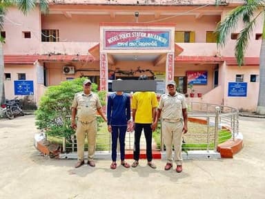 ୫୦ ଲକ୍ଷ ଟଙ୍କାର ଗଞ୍ଜେଇ ଜବତ, ୨ ଜଣ ଗିରଫ
ମାଲକାନଗିରି ପୁଲିସ କୁ ମିଳିଛି ସଫଳତା, ପୁଲିସ ପେଟ୍ରୋଲିଙ୍ଗ ବେଳେ ଧରାପଡିଛି ୫୦୩କିଲୋ ଗଞ୍ଜେଇ ଯାହାର ମୂଲ୍ୟ ପ୍ରାୟ ୫୦ ଲକ୍ଷ ଟଙ୍କାରୁ ଅଧିକ ହେବ। ଗଞ୍ଜେଇ ଚୋରା ଚାଲାଣ ଅଭିଯୋଗରେ ଉତ୍ତର ପ୍ରଦେଶ ସହାବାବପୁର ଗ୍ରାମର କମଲ ହାସନ ଓ ବିଲାଲ ଙ୍କୁ ପୁଲିସ ଗିରଫ କରି କୋର୍ଟ ଚାଲାଣ କରିଛି ମାଲକାନଗିରି ଥାନା ଆଇ ଆଇ ସି ରିଗାନ କିଣ୍ଡୋ ସୂଚନା ଦେଇଛନ୍ତି
#malkangiripolice # #Odisha #marijuana #seized #
