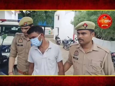 जालौन साइबर पुलिस की बड़ी कार्रवाई: बिहार पुलिस अधिकारी बनकर ठगी करने वाले गिरोह का सदस्य दबोचा
उरई। जालौन साइबर पुलिस ने अंतरराज्यीय साइबर ठगी करने वाले एक संगठित गिरोह का पर्दाफाश करते हुए उसके एक सदस्य को गिरफ्तार किया है। यह गिरोह खुद को बिहार पुलिस का अधिकारी बताकर लोगों को फोन करता था और कानूनी कार्रवाई का भय दिखाकर ऑनलाइन रकम वसूलता था। पुलिस का कहना है कि शुरुआती जांच में गिरोह के तार कई राज्यों से जुड़े मिले हैं।
शनिवार को पुलिस लाइन में मामले का खुलासा करते हुए अपर पुलिस अधीक्षक डॉ. ईशान सोनी ने बताया कि प्रतिबिंब पोर्टल पर प्राप्त संदिग्ध मोबाइल नंबरों के आधार पर 8 जुलाई को साइबर क्राइम थाना उरई में आईटी एक्ट की धाराओं 66C और 66D के तहत मुकदमा दर्ज किया गया था। मामले की जांच के लिए गठित टीमों ने तकनीकी साक्ष्यों के आधार पर सिरसाकलार थाना क्षेत्र के मानपुर निवासी दीपेन्द्र कुमार को इकलाशपुरा चौराहे के पास से गिरफ्तार कर लिया। उसके कब्जे से दो मोबाइल फोन और एक सिम कार्ड बरामद हुआ है।
पूछताछ में सामने आया कि गिरोह बिहार में दर्ज मुकदमों से संबंधित जानकारी जुटाकर शिकायतकर्ताओं से संपर्क करता था। आरोपी खुद को पुलिस अधिकारी बताते थे और केस में गिरफ्तारी, पूछताछ या कार्रवाई का डर दिखाकर समझौते के नाम पर बैंक खातों में पैसे जमा करा लेते थे। गिरोह के सदस्य फर्जी बैंक खाते, सिम कार्ड और मोबाइल नंबरों का इस्तेमाल कर ठगी की पूरी साजिश को अंजाम देते थे।
पुलिस जांच में इस्तेमाल किए गए 12 सिम कार्डों का राष्ट्रीय साइबर अपराध रिपोर्टिंग पोर्टल (NCRP) पर सत्यापन कराया गया। इनमें 24 साइबर ठगी की शिकायतें दर्ज मिलीं, जिनका संबंध बिहार सहित कई राज्यों से है। इससे स्पष्ट है कि गिरोह लंबे समय से बड़े पैमाने पर ऑनलाइन ठगी कर रहा था।
फिलहाल पुलिस गिरफ्तार आरोपी से पूछताछ कर रही है। फरार साथियों की तलाश जारी है और बरामद डिजिटल उपकरणों की फॉरेंसिक जांच कर गिरोह के नेटवर्क तथा अन्य मामलों की जानकारी जुटाई जा रही है।
साइबर पुलिस की अपील: पुलिस ने नागरिकों से अपील की है कि यदि कोई व्यक्ति स्वयं को पुलिस अधिकारी, सीबीआई, सरकारी विभाग या किसी जांच एजेंसी का कर्मचारी बताकर फोन पर पैसे की मांग करे, तो उसकी बातों में न आएं। किसी भी संदिग्ध कॉल या ऑनलाइन ठगी की सूचना तत्काल साइबर हेल्पलाइन 1930 या निकटतम पुलिस थाने को दें।
#orai #jalaun #konch #kalpi #madhaugadh