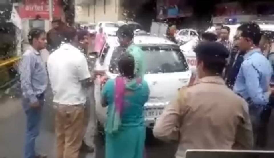 हिमाचल पुलिस का कथित अमानवीय व्यवहार?
सोशल मीडिया पर एक वीडियो तेजी से वायरल हो रहा है, जिसमें बीच सड़क पर एक व्यक्ति के साथ पुलिसकर्मियों द्वारा मारपीट होती हुई दिखाई दे रही है। यदि वीडियो वास्तविक है, तो इसकी निष्पक्ष जांच होनी चाहिए और दोषी पाए जाने पर संबंधित लोगों के खिलाफ सख्त कार्रवाई होनी चाहिए।
पुलिस से अपेक्षा की जाती है कि वह कानून का पालन कराए, लेकिन आम जनता के साथ सम्मानजनक और संवेदनशील व्यवहार भी सुनिश्चित करे।
अस्वीकरण (Disclaimer):
यह वीडियो कहाँ का है और इसमें दिखाई गई घटना कब की है, इसकी स्वतंत्र पुष्टि Pangi Live News नहीं करता है। यह वीडियो सोशल मीडिया पर वायरल होने के आधार पर साझा किया जा रहा है। यदि संबंधित पक्ष का कोई आधिकारिक पक्ष या स्पष्टीकरण प्राप्त होता है, तो उसे भी प्रमुखता से प्रकाशित किया जाएगा।
#ViralVideo #HimachalPolice #Himachal #PublicConcern #Justice #PoliceAccountability