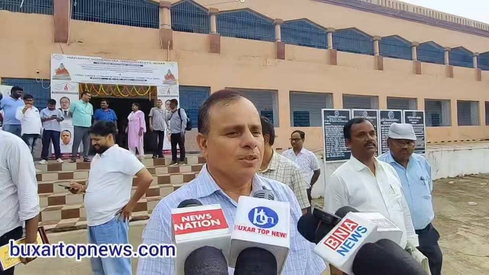 2047 का भारत कैसा होगा? जवाब मिला बक्सर से!
बक्सर के महार्षि विश्वामित्र महाविद्यालय में आयोजित राष्ट्रीय संगोष्ठी में देशभर के शिक्षाविदों ने एक राष्ट्र, एक चुनाव, डिजिटल लोकतंत्र और निर्वाचन सुधार जैसे बड़े मुद्दों पर मंथन किया. विशेषज्ञों का मानना है कि पारदर्शी और तकनीक आधारित चुनाव व्यवस्था ही विकसित भारत की मजबूत नींव बनेगी.
💬 क्या आप "एक राष्ट्र, एक चुनाव" का समर्थन करते हैं? अपनी राय कमेंट में जरूर बताइए.
📲 ऐसी ही बड़ी और भरोसेमंद खबरों के लिए @BuxarTopNews को फॉलो करें.
#BuxarTopNews #Buxar #Bihar #BiharNews #Election #ElectionReforms #OneNationOneElection #DigitalDemocracy #ViksitBharat2047 #ICSSR #Seminar #PoliticalScience #Democracy #CollegeNews #Education #Students #Research #India #Trending #ReelsIndia #InstaNews #NewsUpdate #ViralReels #ExplorePage #BuxarNews